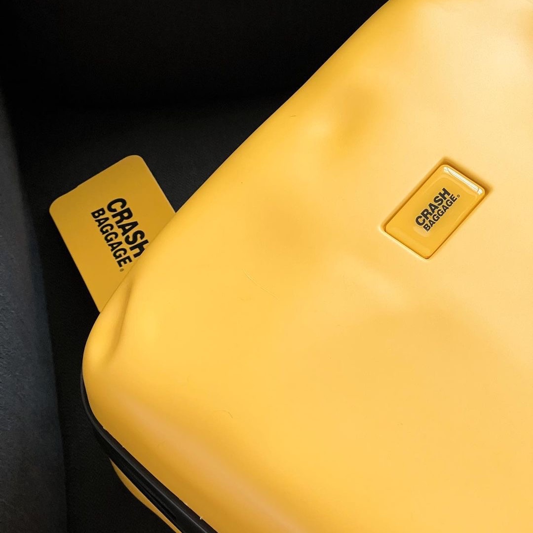 CRASH BAGGAGE Icon 21inch Yellow, CRASH BAGGAGE Icon 21inch Black 착용 스타일