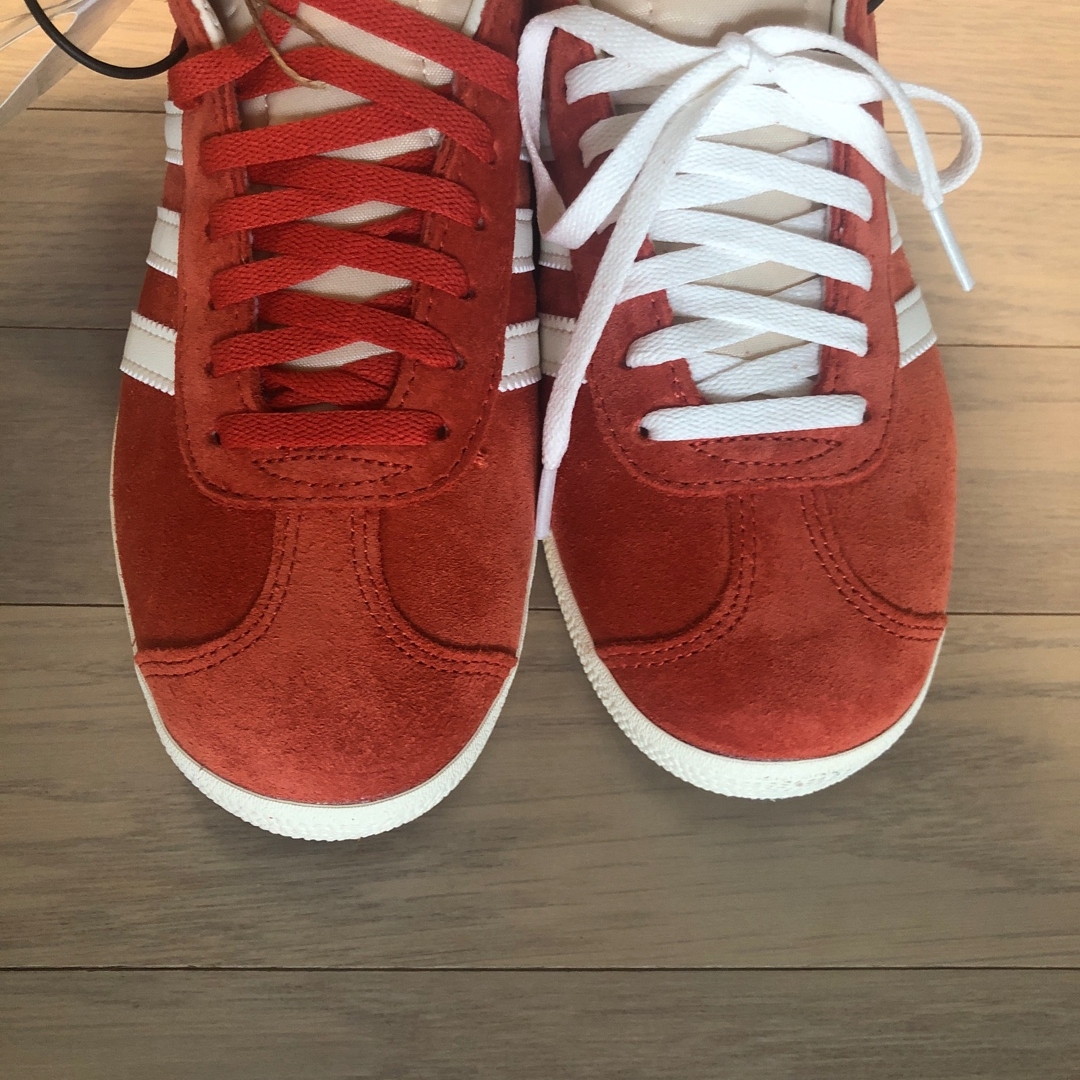 Adidas Gazelle Preloved Red Off White 착용 스타일