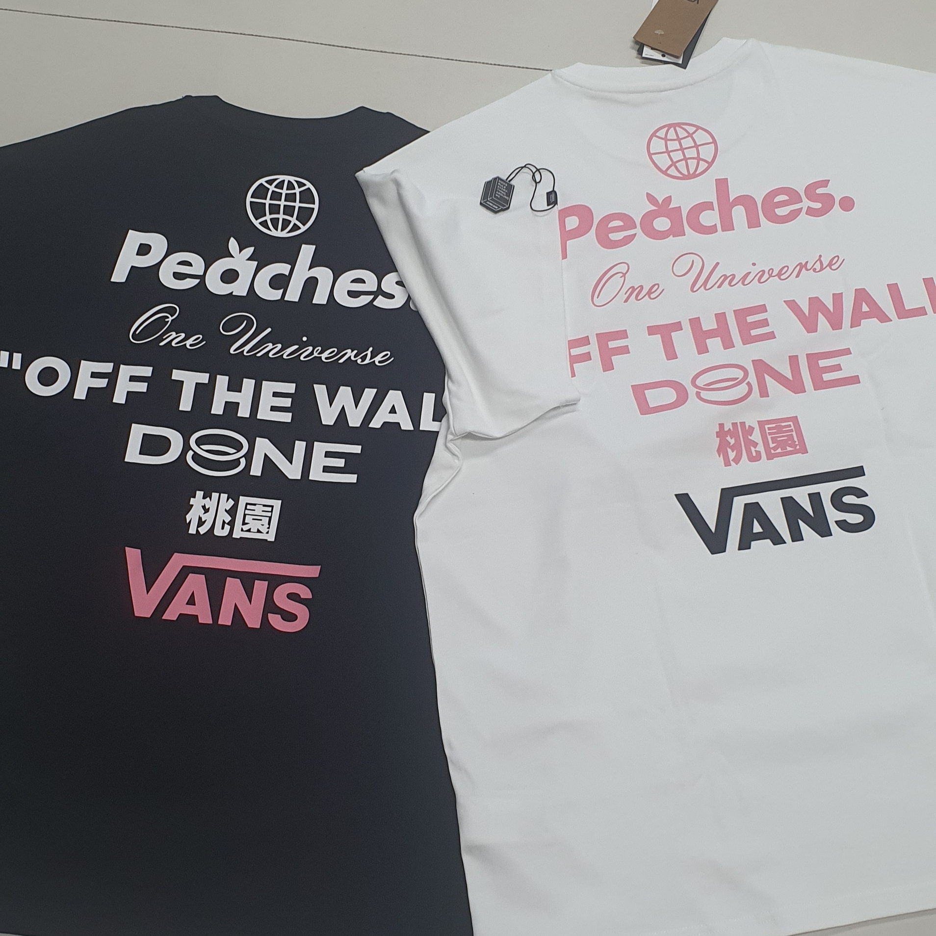 Vans x Peaches. Staple S/S T-Shirt White 착용 스타일