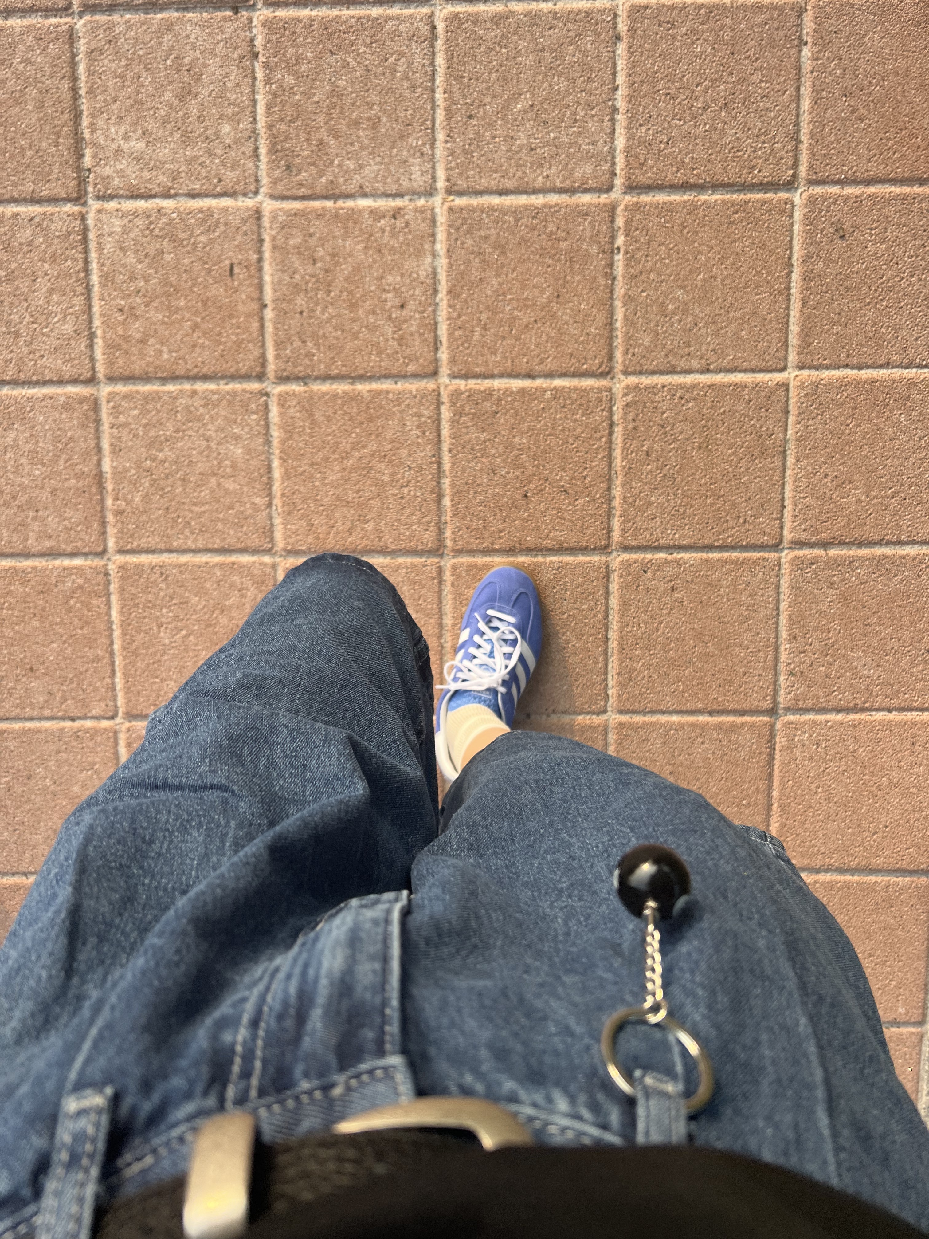 (W) Adidas Gazelle Indoor Blue Fusion Cloud White, Stussy 8 Ball Keychain Black 착용 스타일