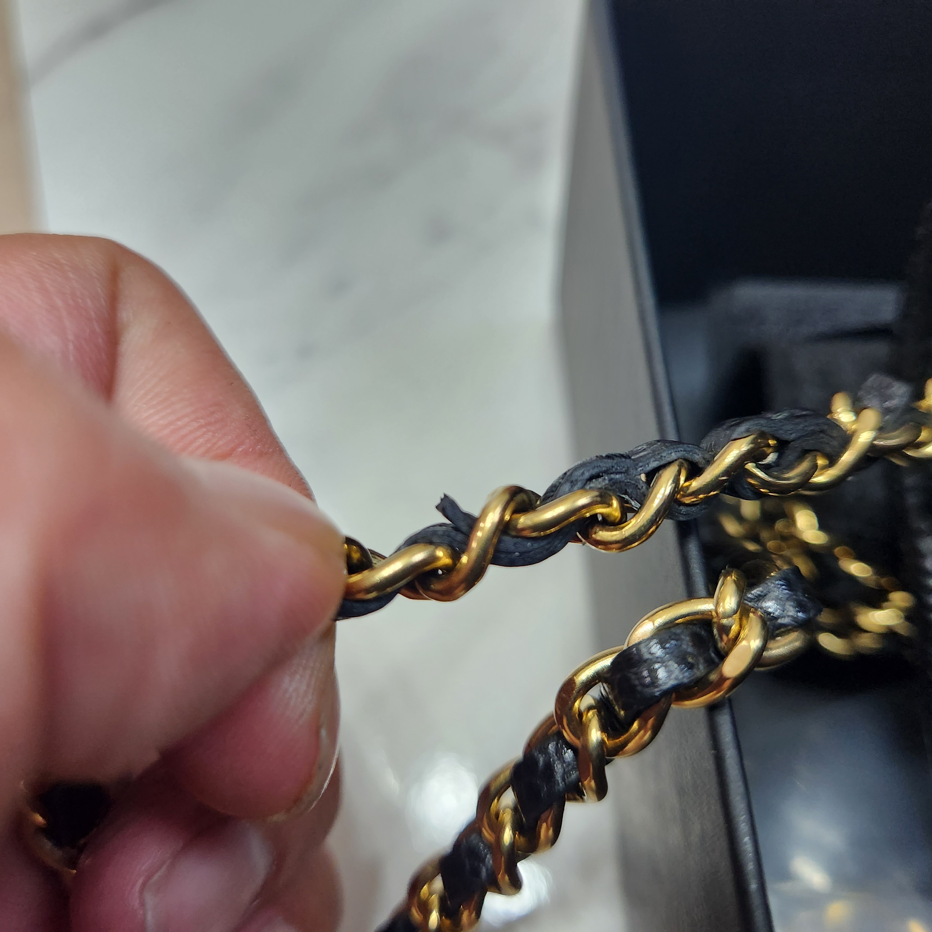 Chanel Classic Wallet On Chain Grained Calfskin & Gold Black 착용 스타일 - 1