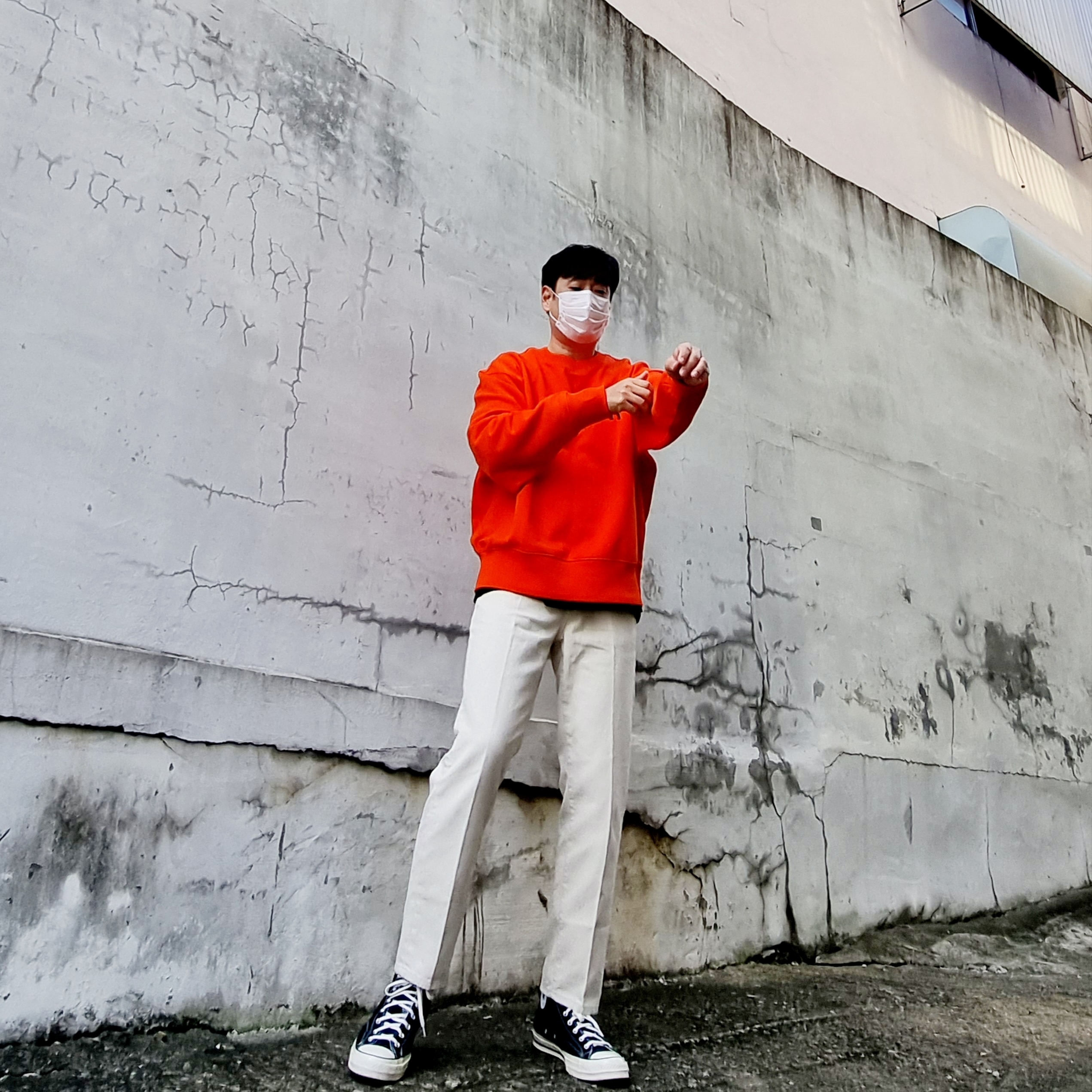 Puma x AMI Crewneck Sweatshirt Orange, Converse Chuck 70 Hi Black 착용 스타일 - 1