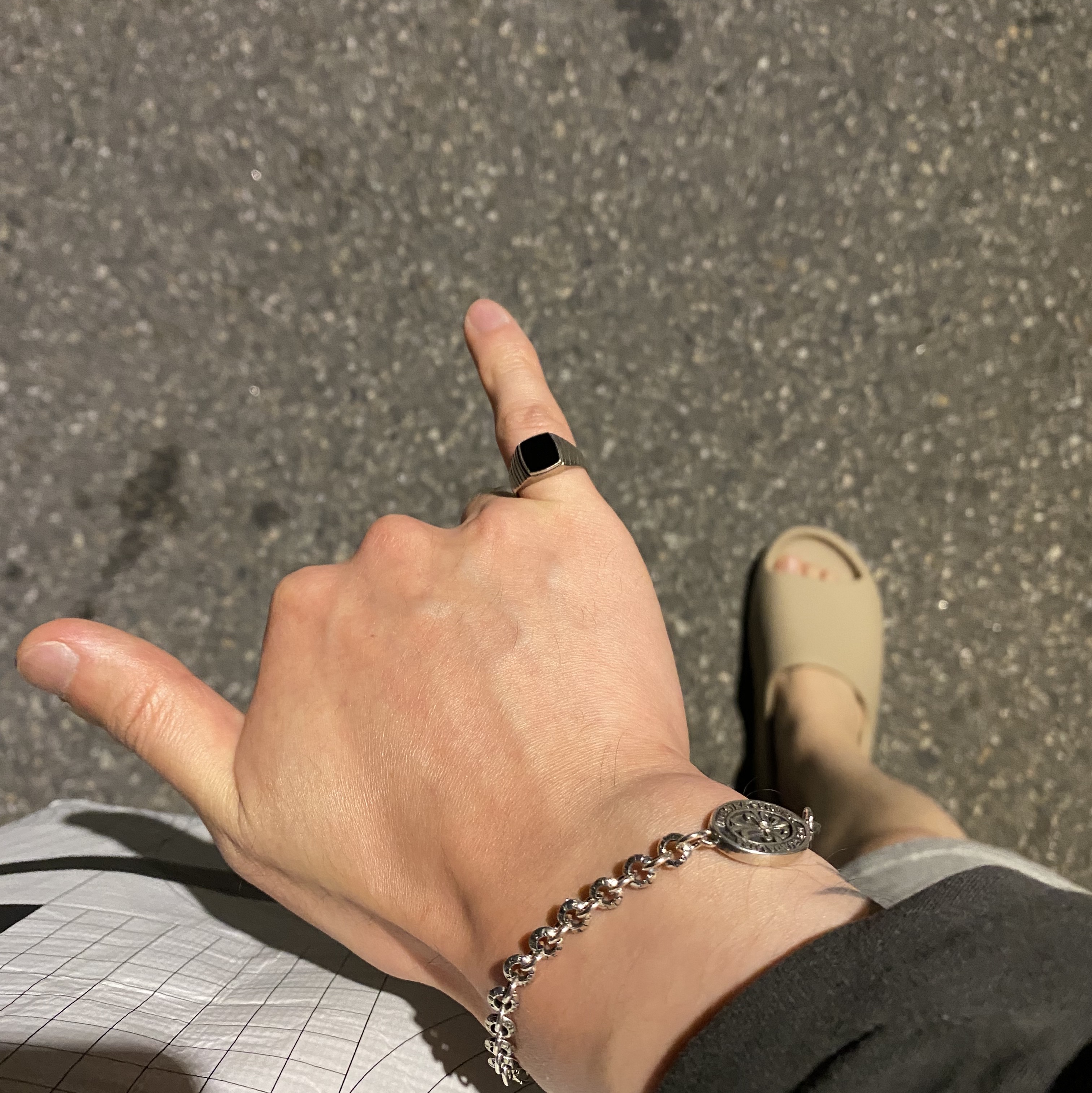 Adidas Yeezy Slide Pure - Re-Release Ver., The Museum Visitor x Jon Burgerman Pinky Winky & Charlie Ball Cap Black 착용 스타일 - 1