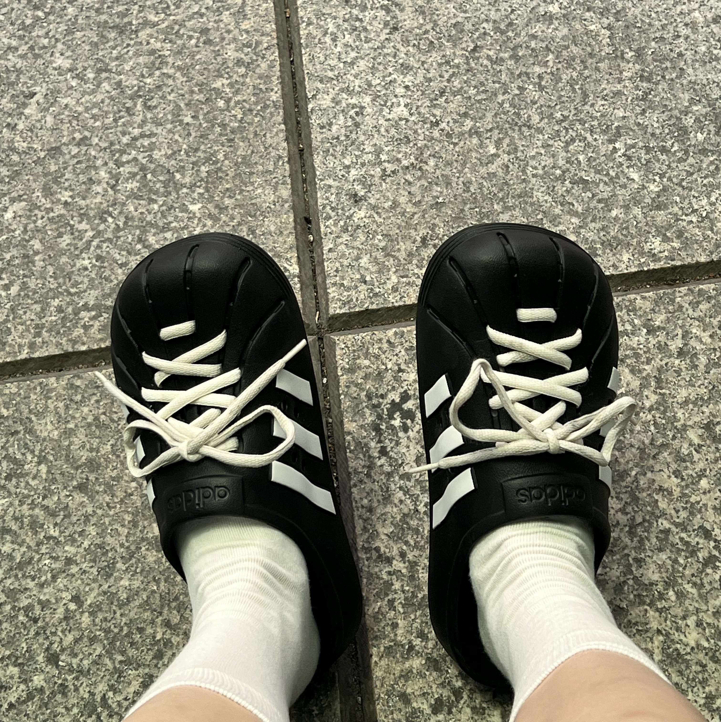Adidas Adilette Clog Black White 착용 스타일 - 1