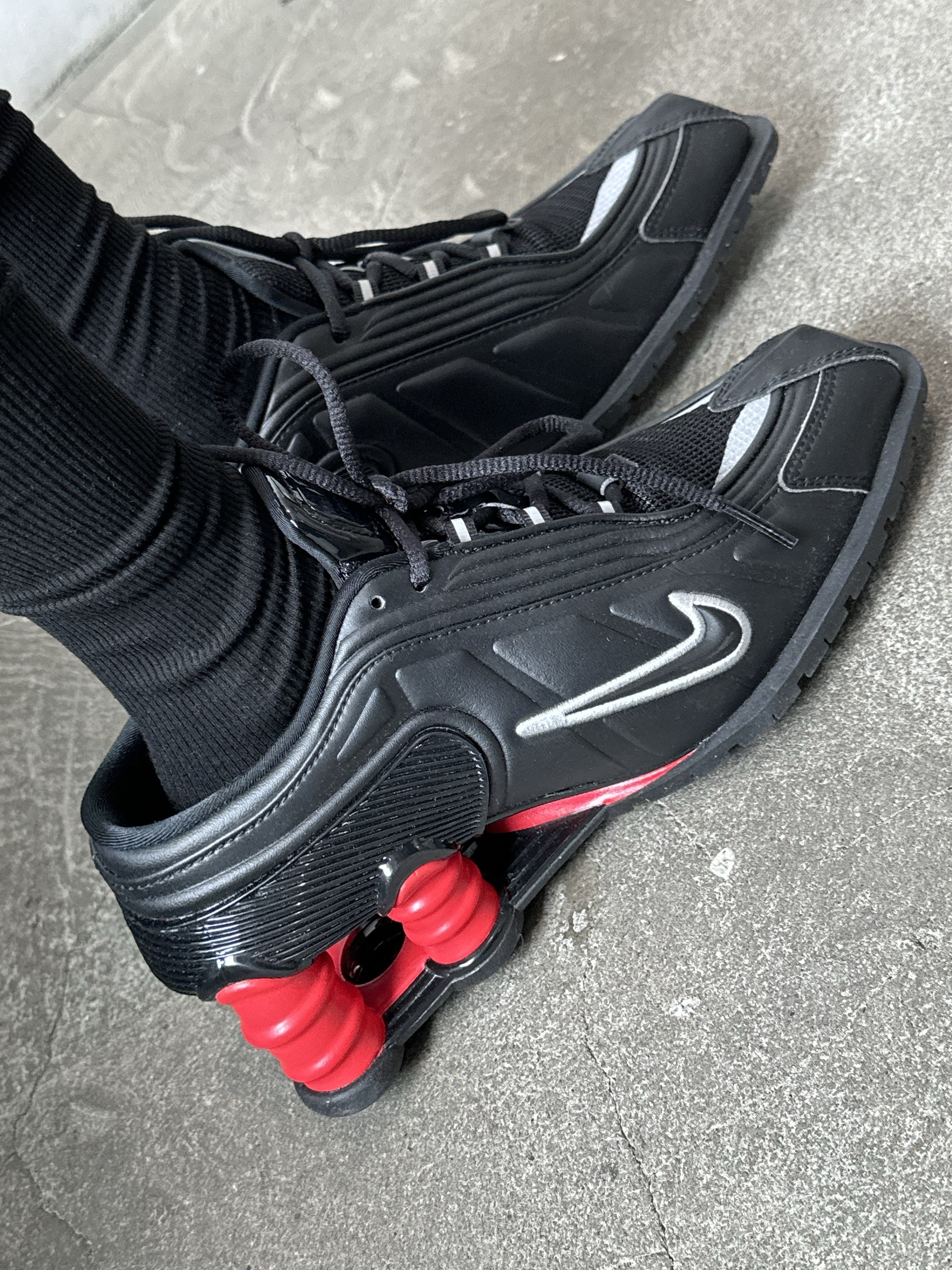 Nike x Martine Rose Shox MR4 Black, (W) Courreges Reedition Bumpy Contrast T-Shirt Heritage White Black 착용 스타일 - 3