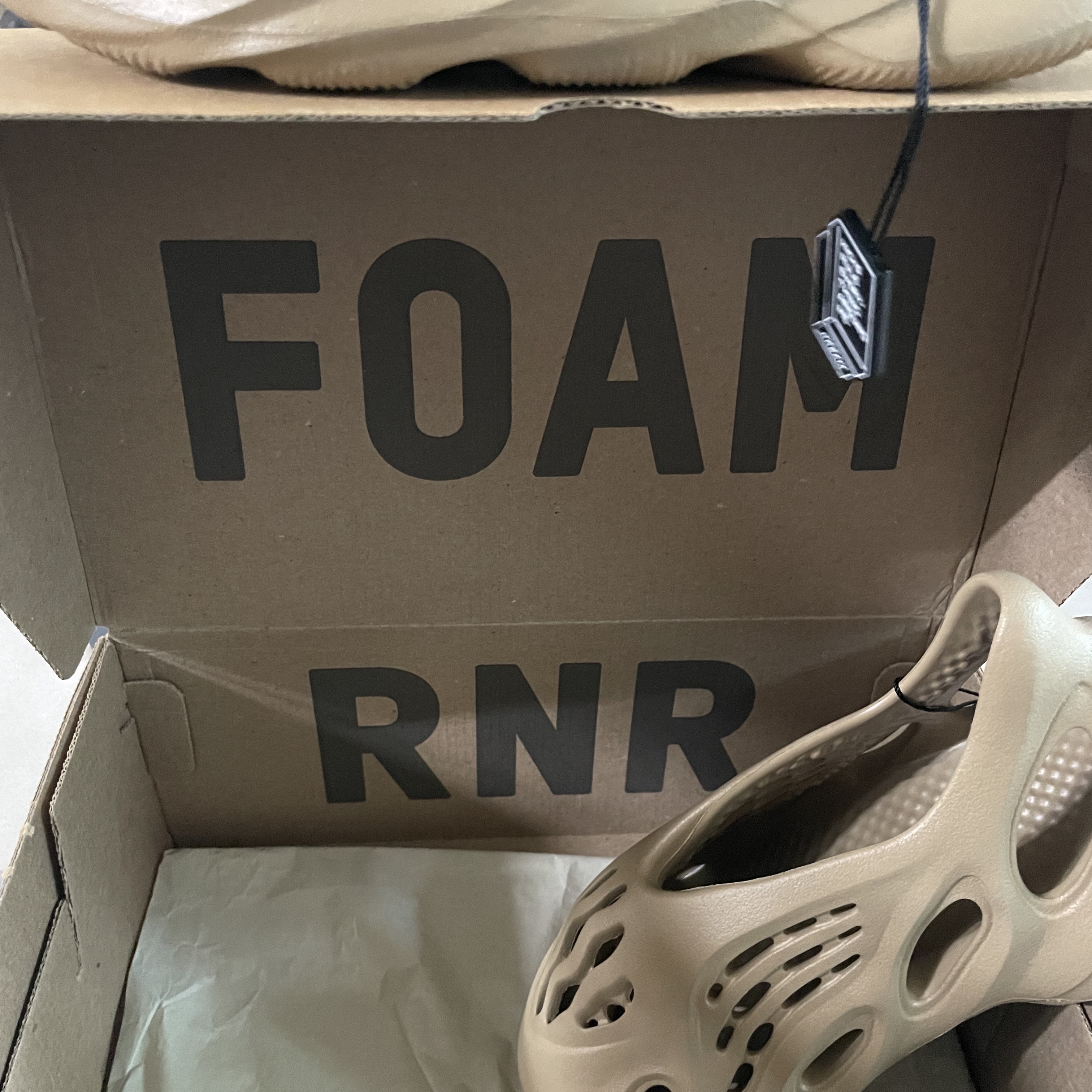 Adidas Yeezy Foam RNNR Clay Taupe 착용 스타일 - 2