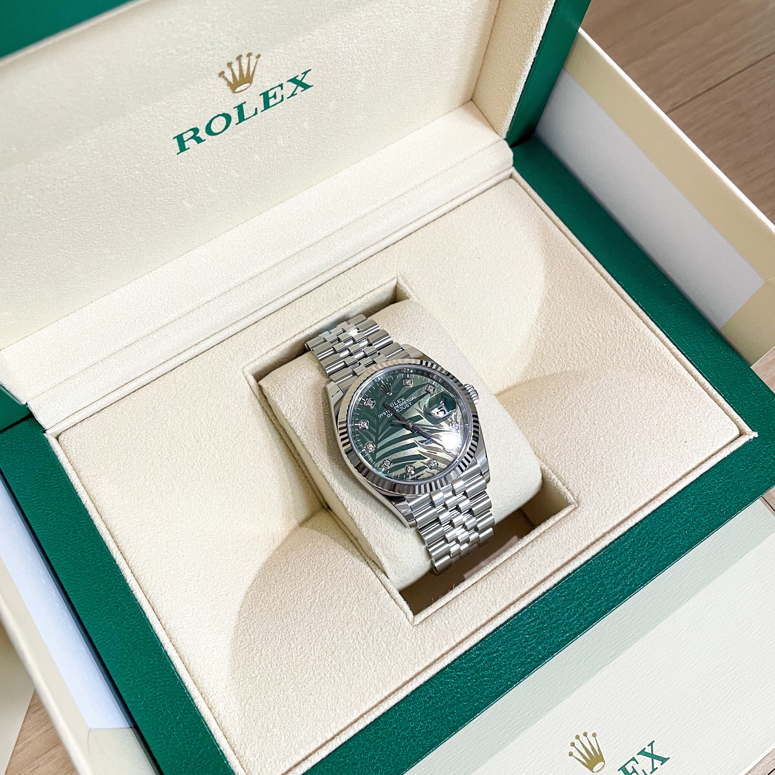 Rolex Datejust 36mm 126234 Palm Motif Olive Green Diamond-Set Jubilee 착용 스타일