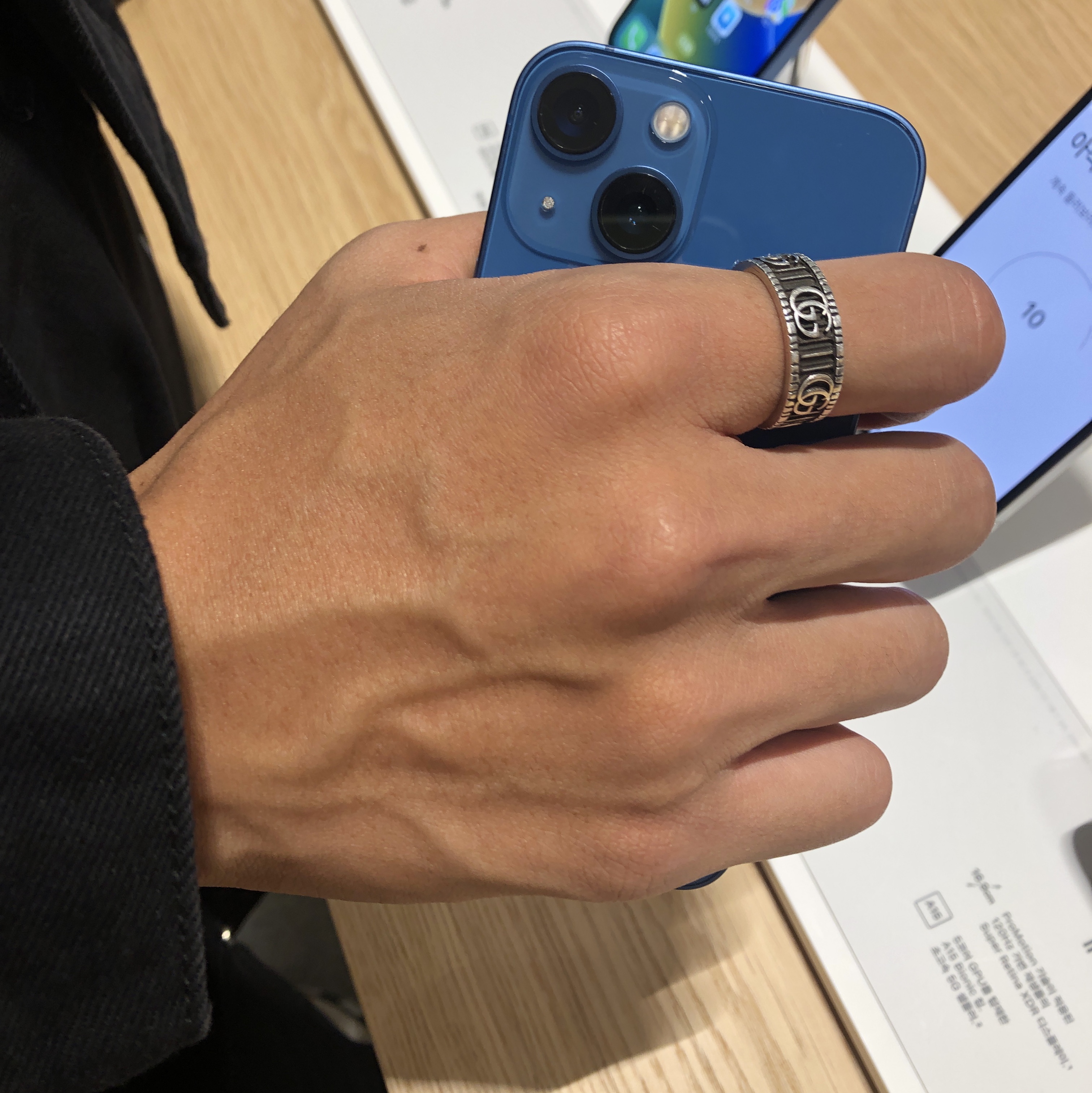 Apple iPhone 13 Mini 128GB Blue (Korean Ver.), Gucci Ring with Double G Silver 착용 스타일