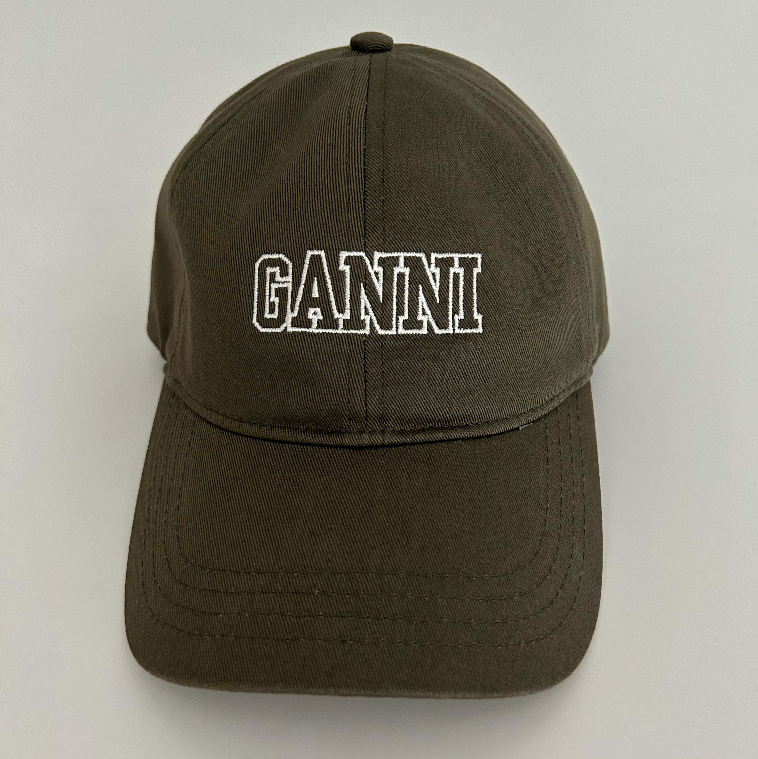 (W) Ganni Logo Cap Kalamata 착용 스타일