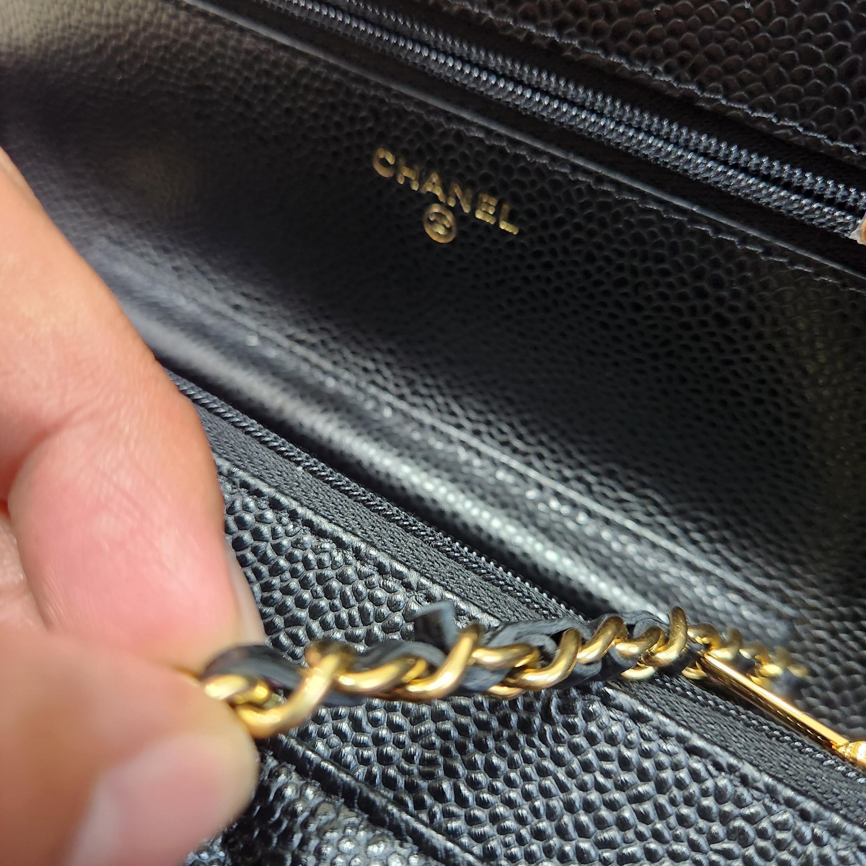Chanel Classic Wallet On Chain Grained Calfskin & Gold Black 착용 스타일 - 2