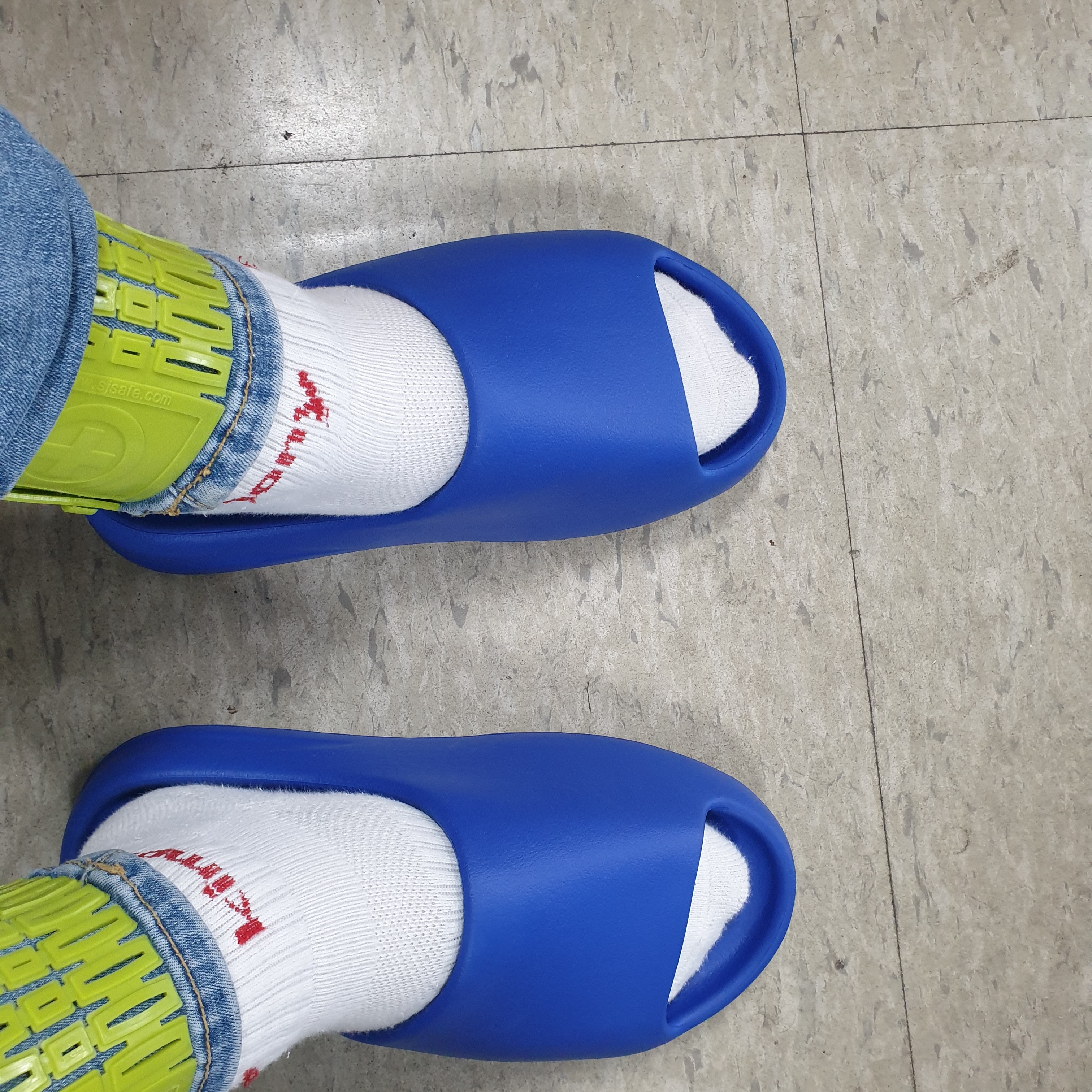 Adidas Yeezy Slide Azure 착용 스타일