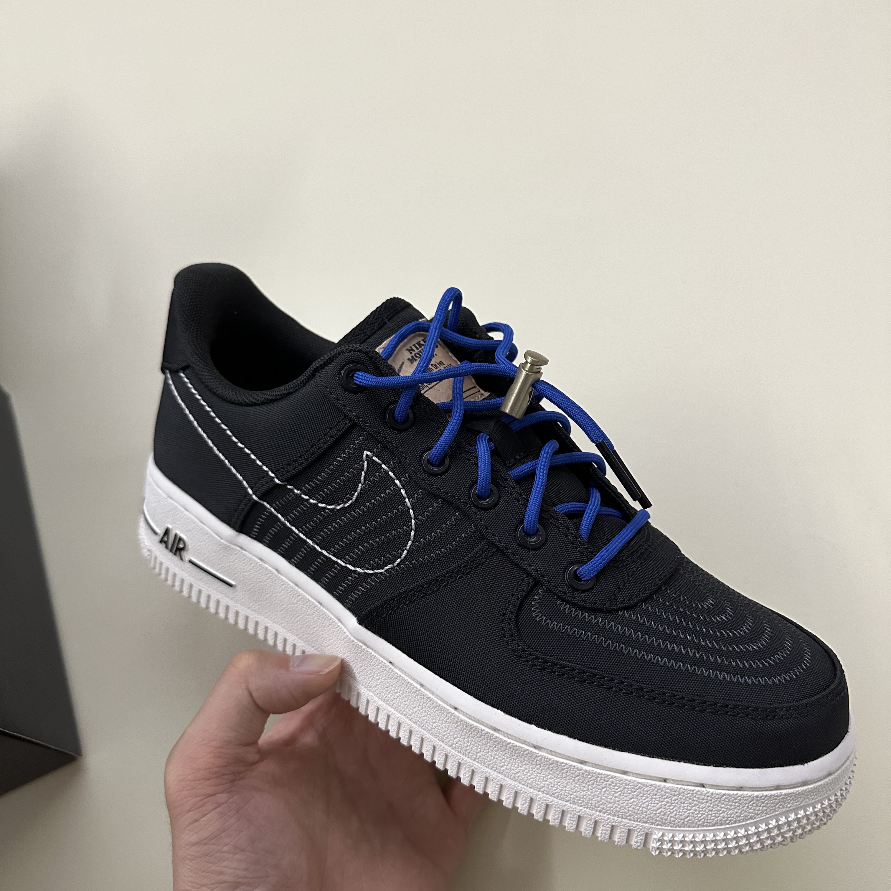 Nike Air Force 1 '07 LV8 Black Anthracite 착용 스타일 - 2