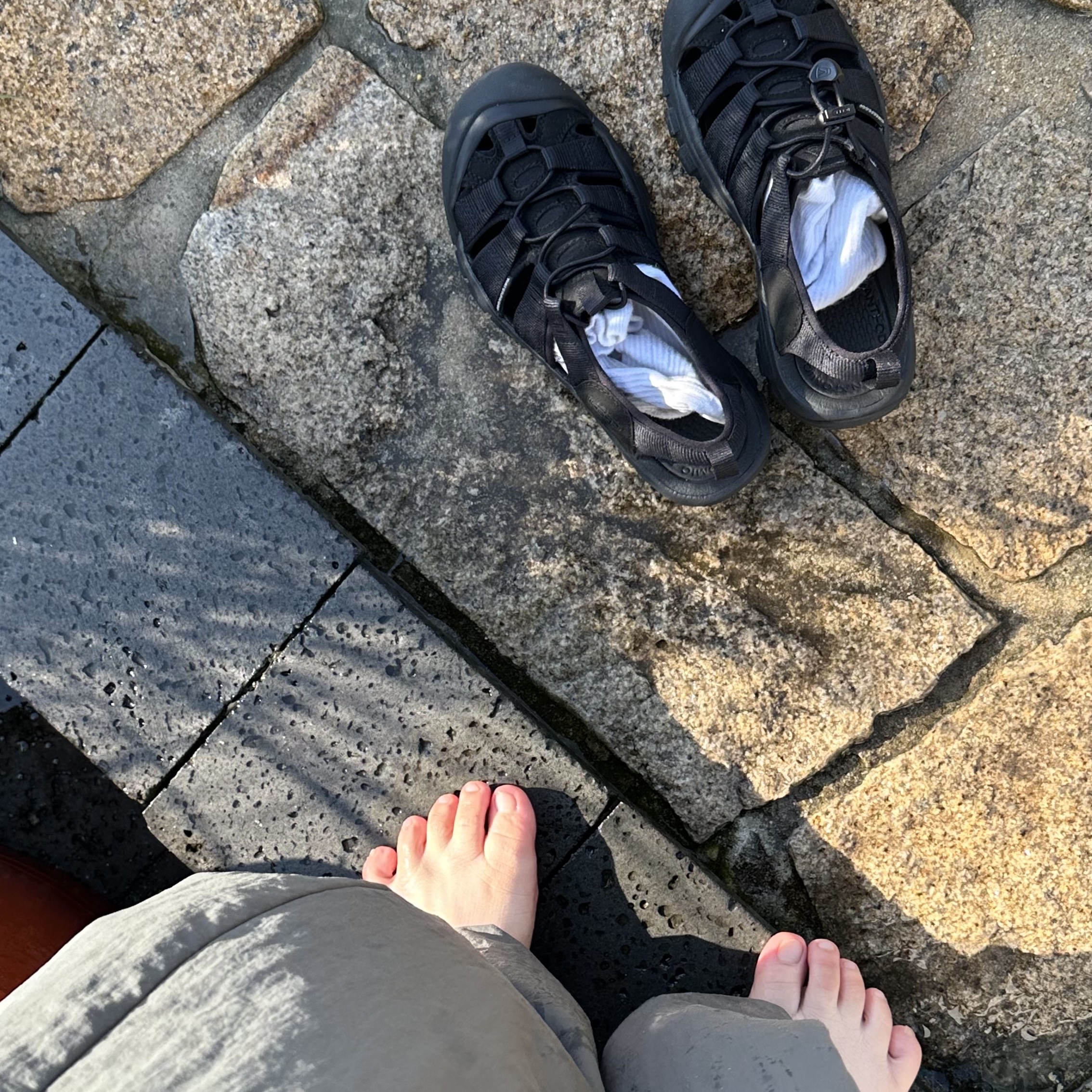 Keen Newport H2 Triple Black 착용 스타일