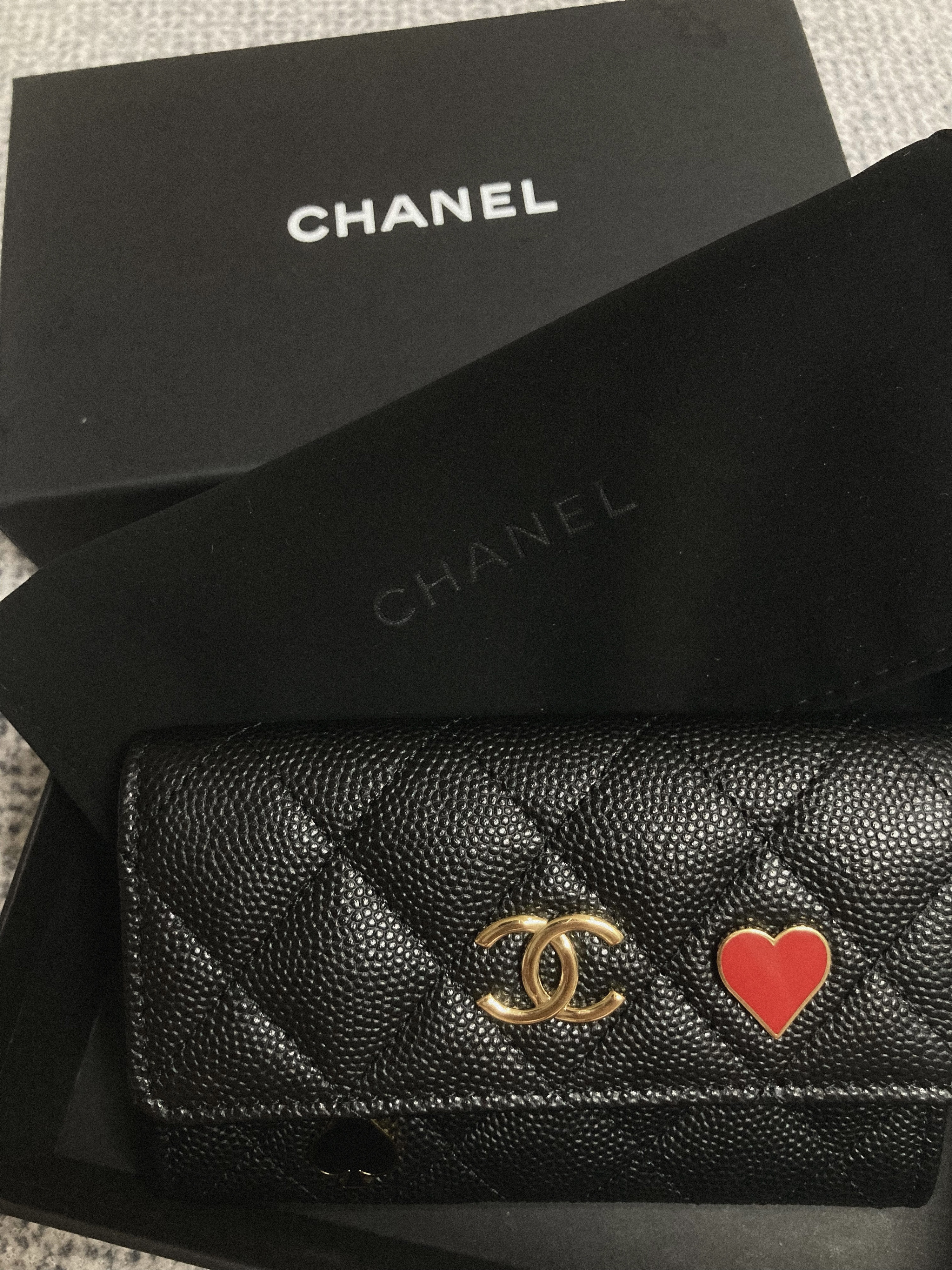Chanel Flap Card Holder Grained Calfskin Enamel & Gold Black 착용 스타일