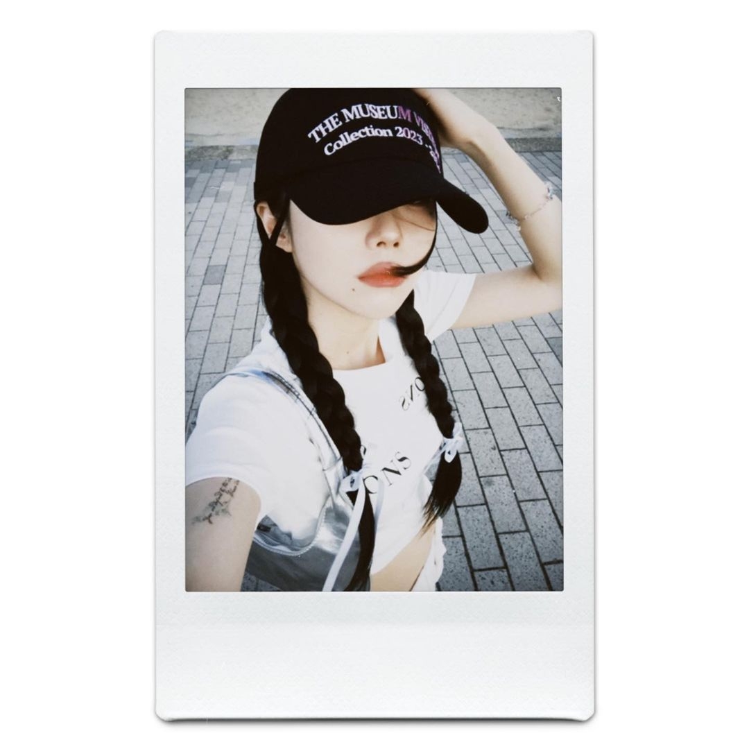 The Museum Visitor Collection 2023-2024 Sprayed Ball Cap Black 착용 스타일 - 1