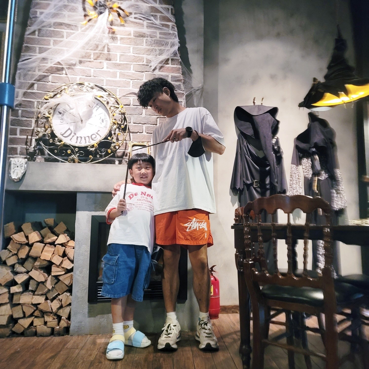 Stussy Built Tough T-Shirt White, Nike x Stussy Water Shorts Habanero Red 착용 스타일 - 1