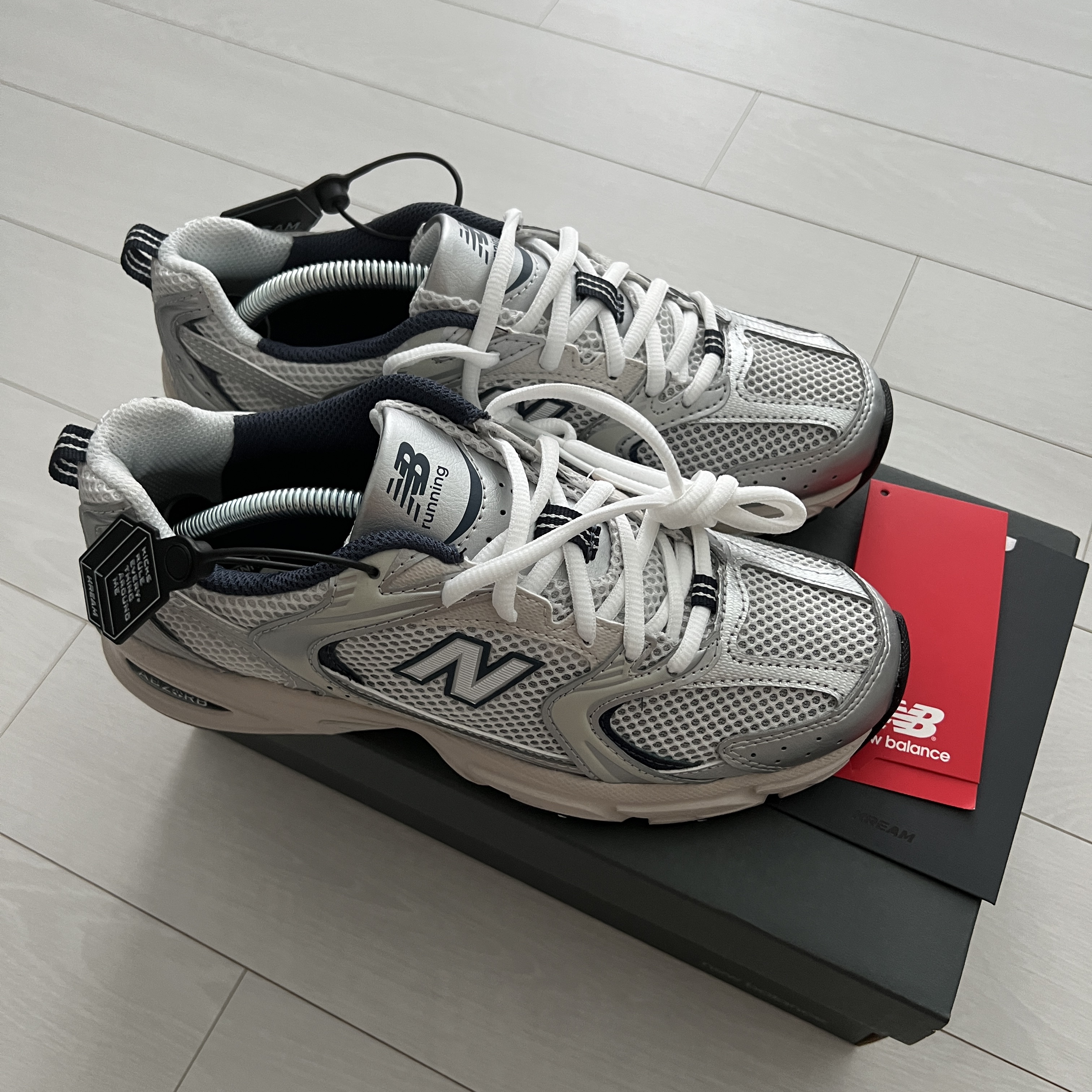 New Balance 530 Steel Grey 착용 스타일 - 3