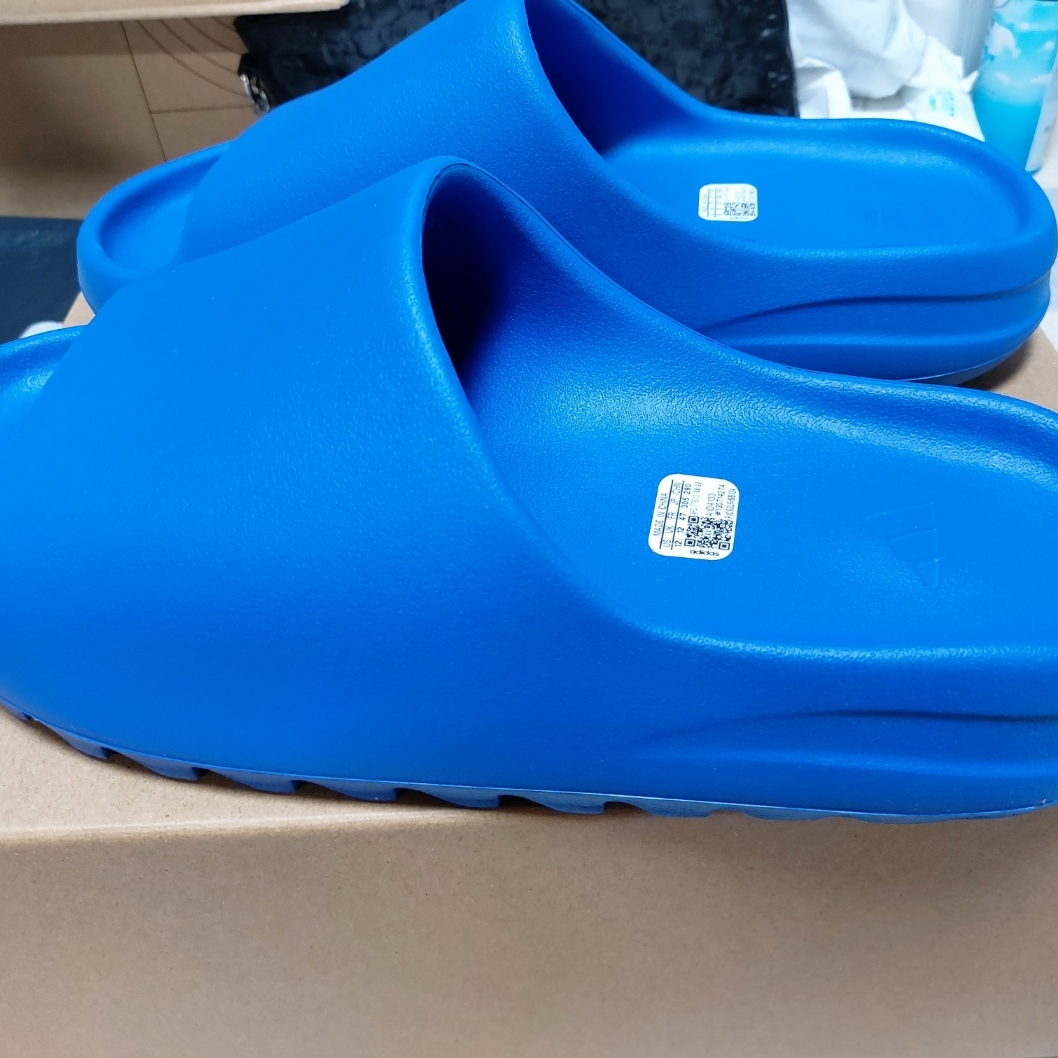 Adidas Yeezy Slide Azure 착용 스타일 - 2