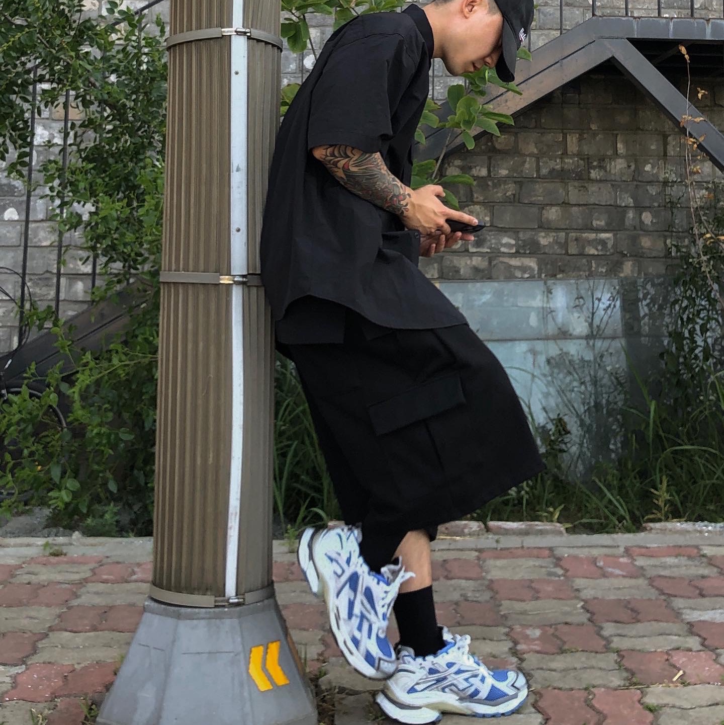 Balenciaga Runner Sneakers Blue White, Balenciaga Political Campaign Destroyed Cap Black 착용 스타일 - 2