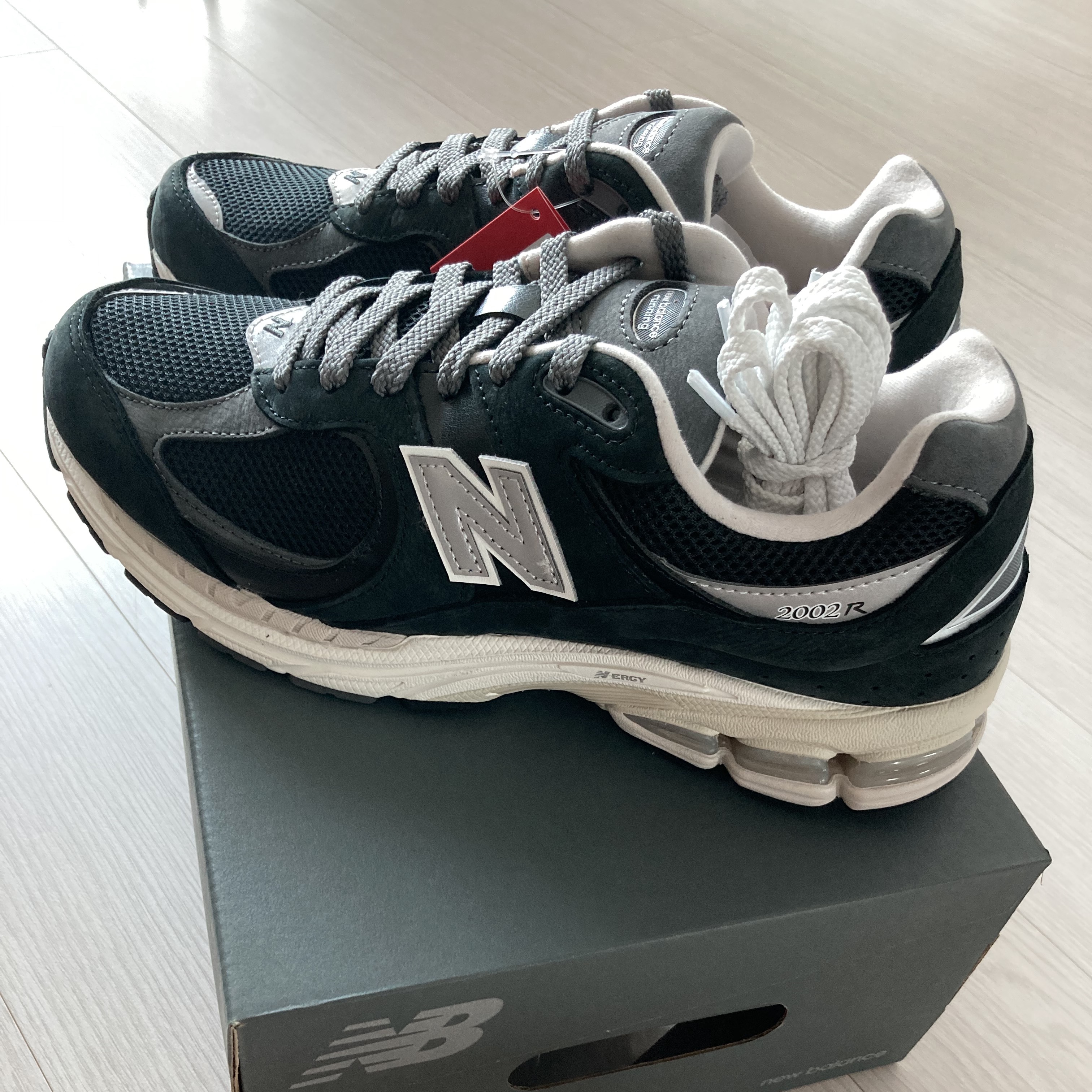 New Balance 2002R Premium Vintage Black 착용 스타일