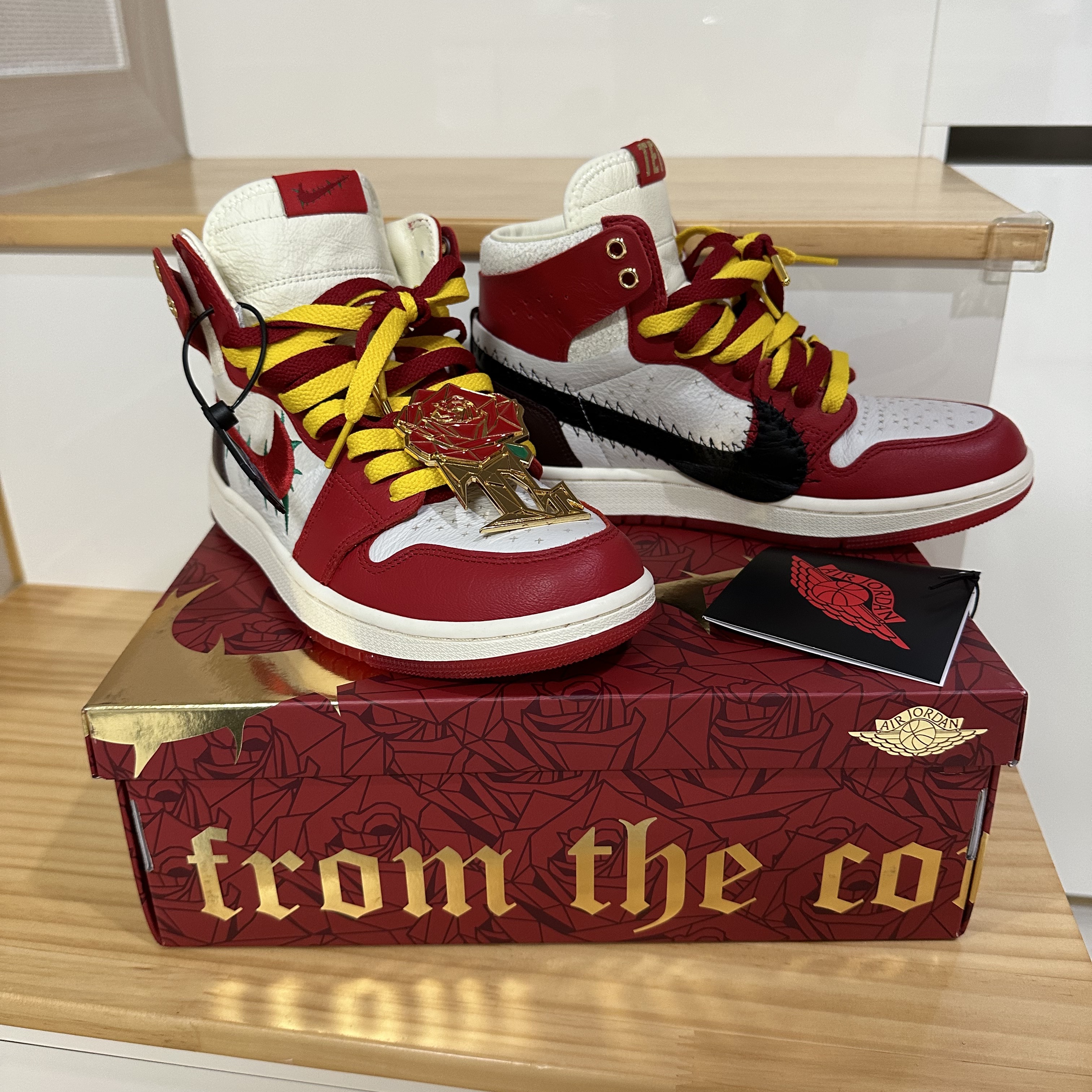 (W) Jordan 1 x Teyana Taylor Zoom CMFT 2 Gym Red, Nike x Sacai Blazer Low Black Patent Leather 착용 스타일 - 1