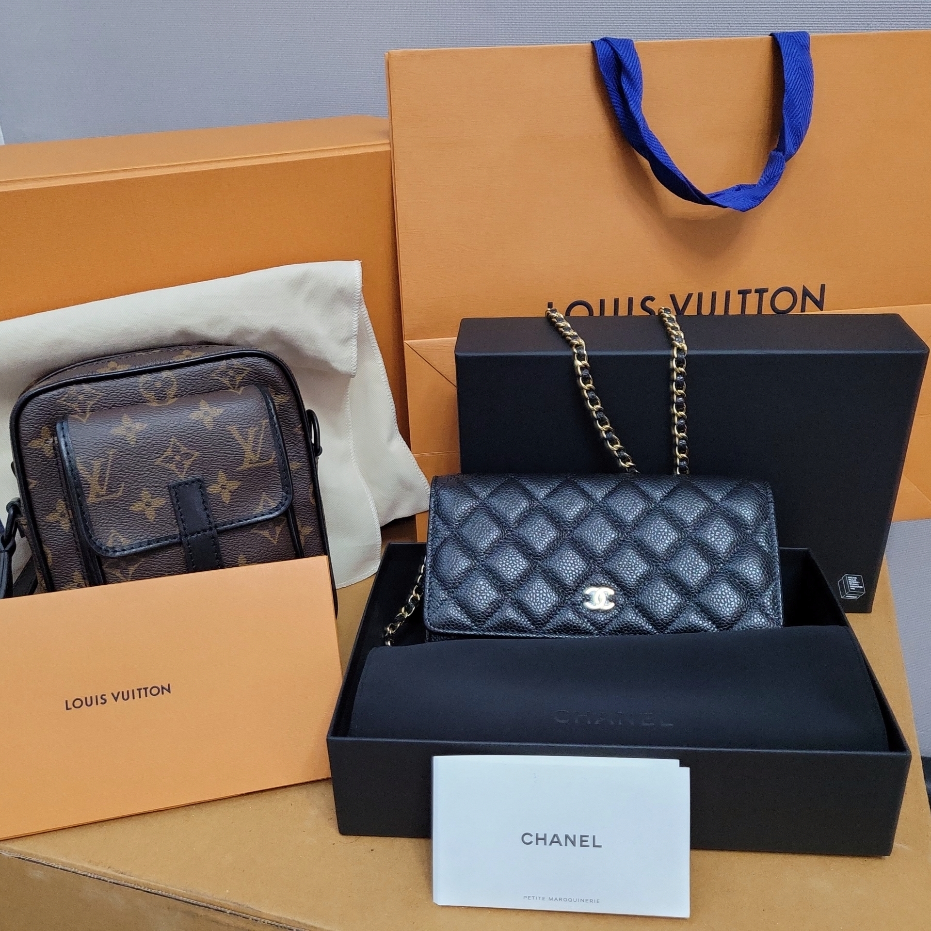 Chanel Classic Wallet On Chain Grained Calfskin & Gold Black 착용 스타일 - 2