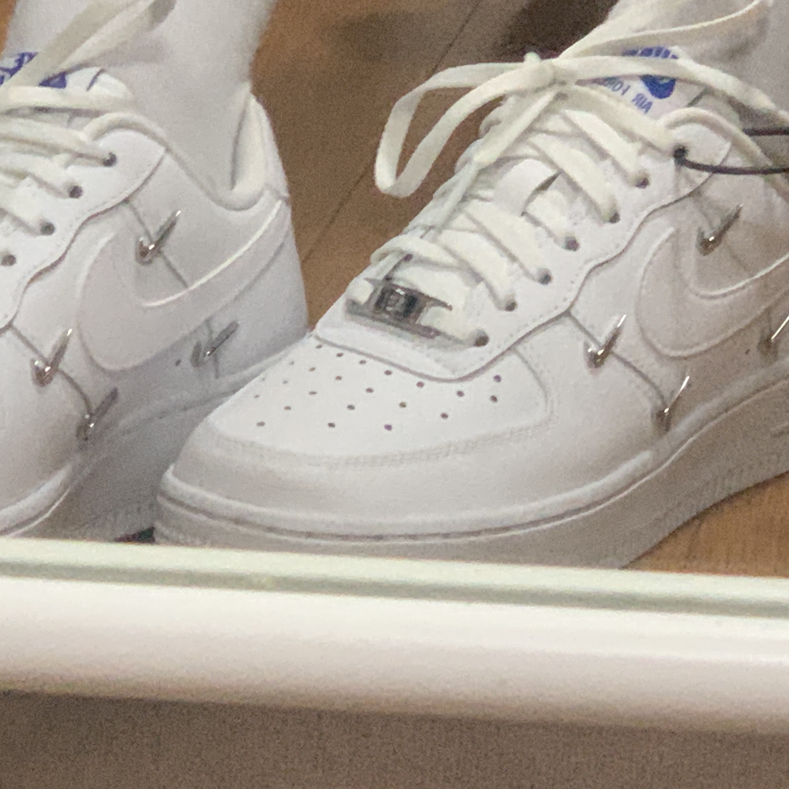 (W) Nike Air Force 1 Low '07 LX Chrome Luxe 착용 스타일 - 1