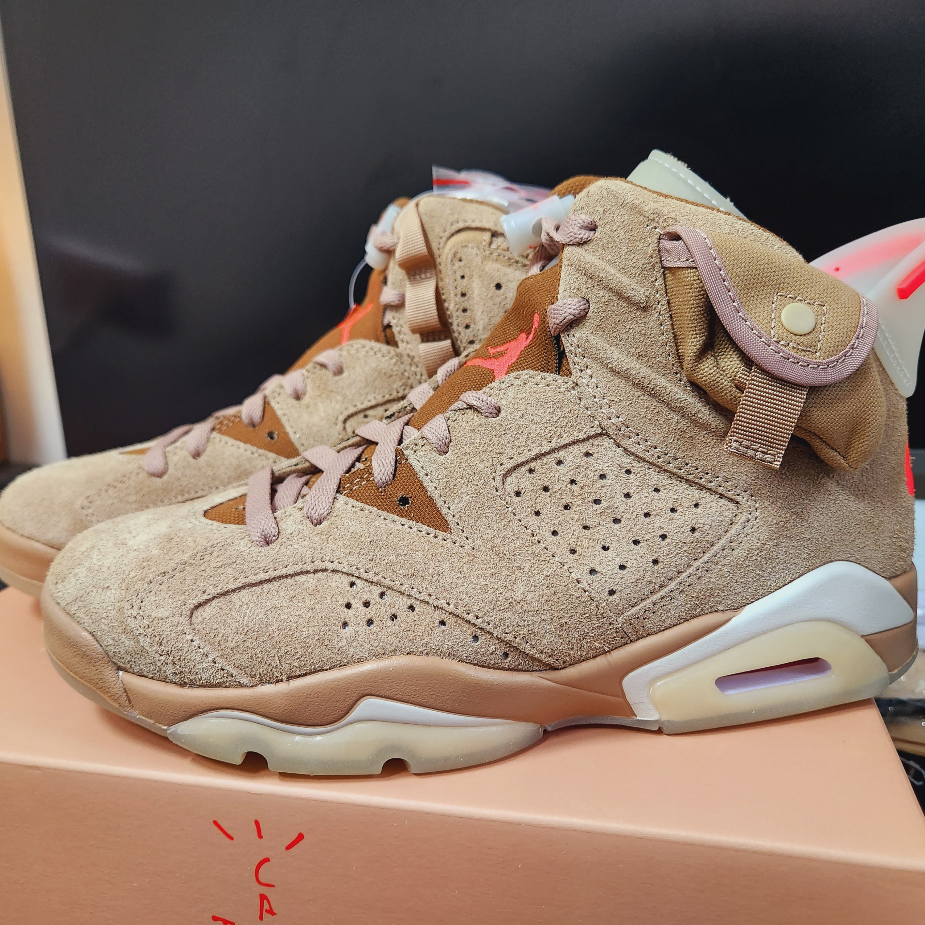 Jordan 6 x Travis Scott Retro SP British Khaki 착용 스타일 - 2