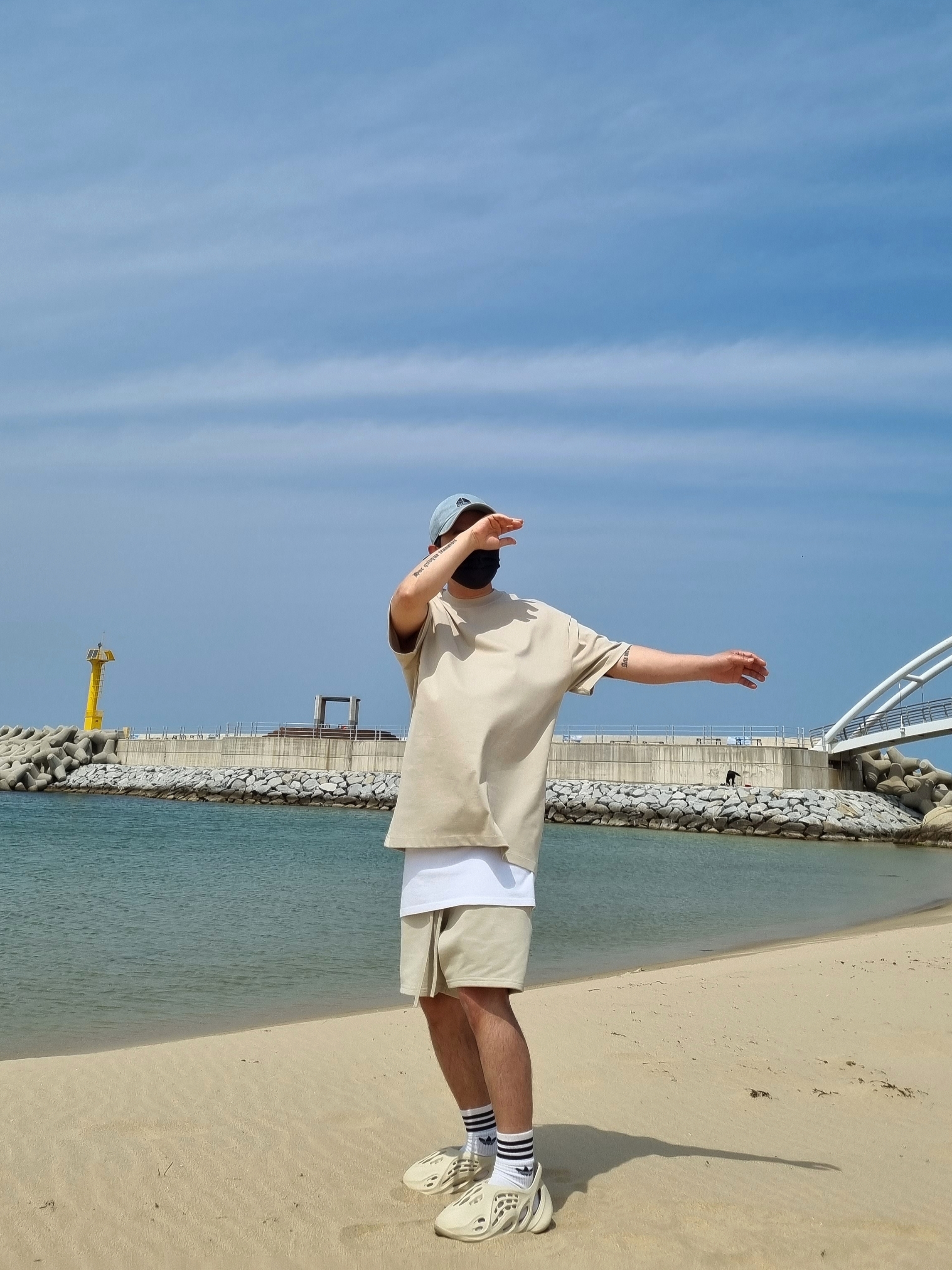 Adidas Yeezy Foam RNNR Sand, Supreme x Nike ACG Denim 6-Panel Washed Blue - 22FW 착용 스타일