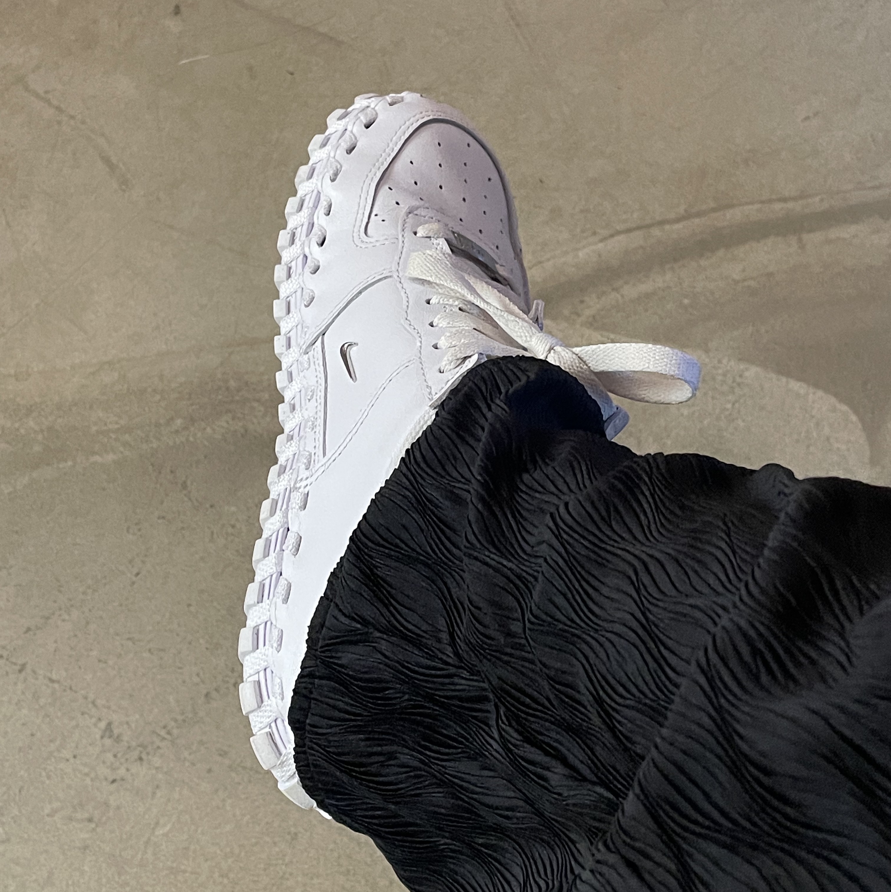 Nike x Jacquemus J Force 1 Low LX SP White 착용 스타일 - 3