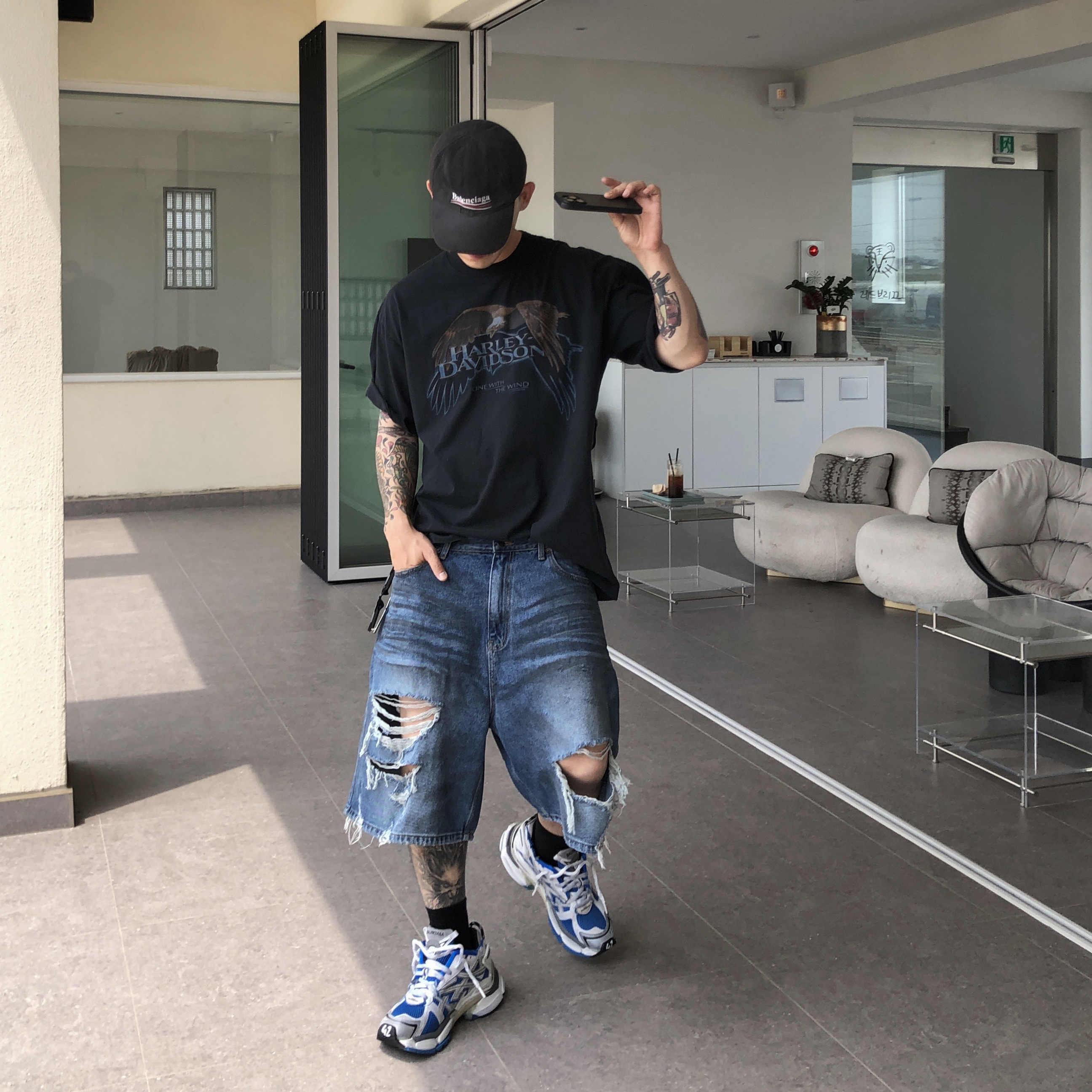 Balenciaga Runner Sneakers Blue White, Balenciaga Political Campaign Destroyed Cap Black 착용 스타일 - 1
