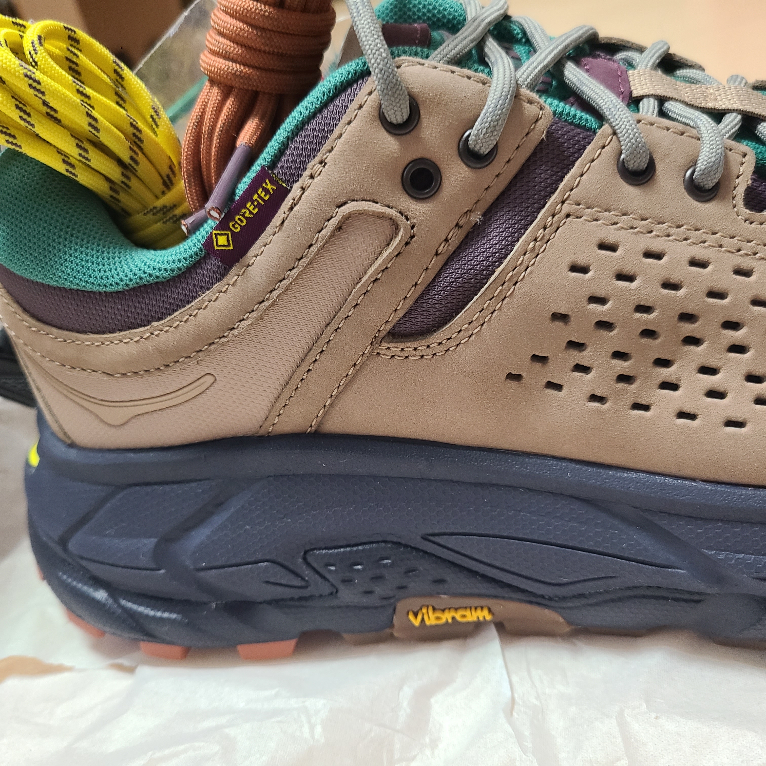 Hoka x Bodega Tor Ultra Low Natural Blazing Yellow 착용 스타일 - 2