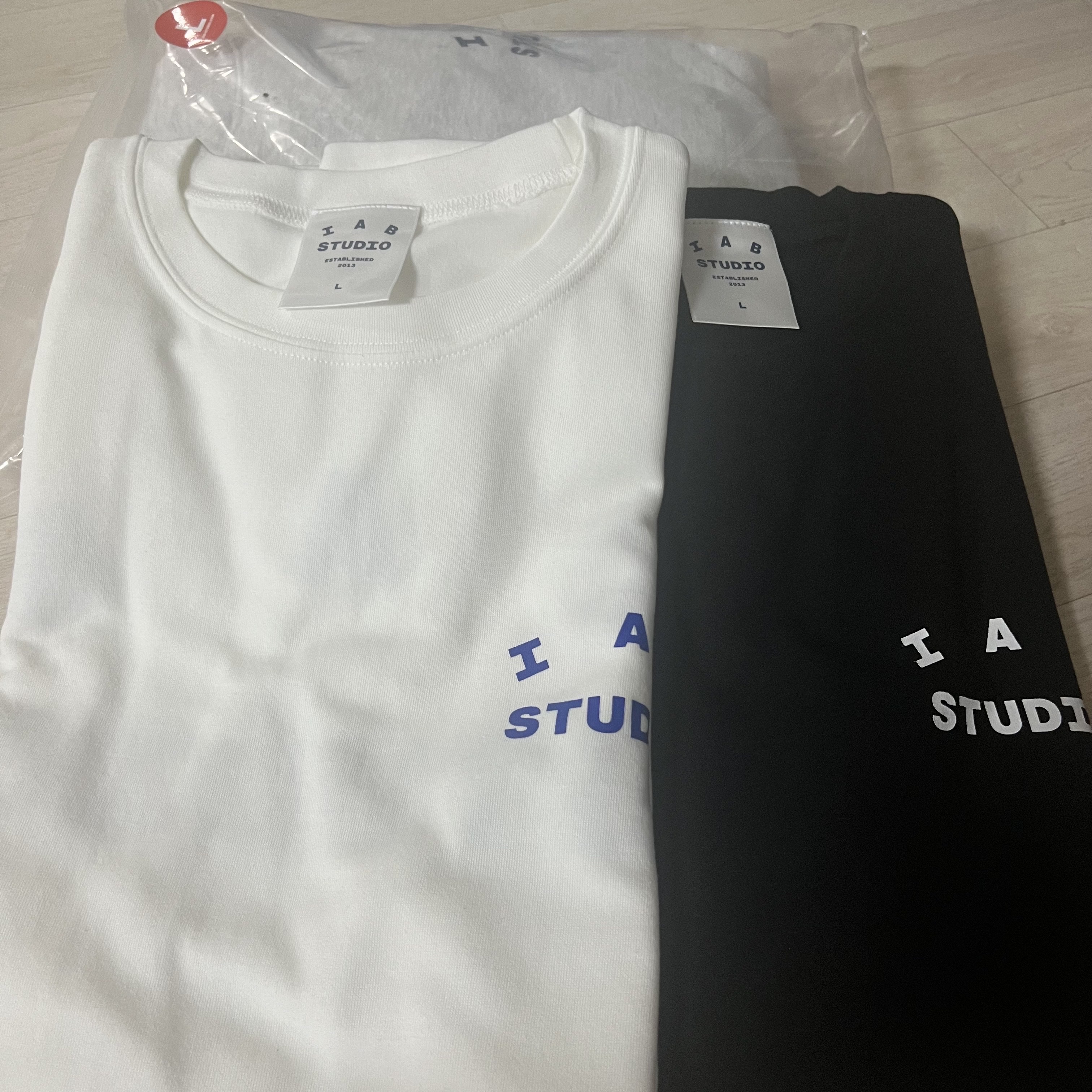 IAB Studio 10th Anniversary T-Shirt White, IAB Studio 10th Anniversary T-Shirt Black 착용 스타일