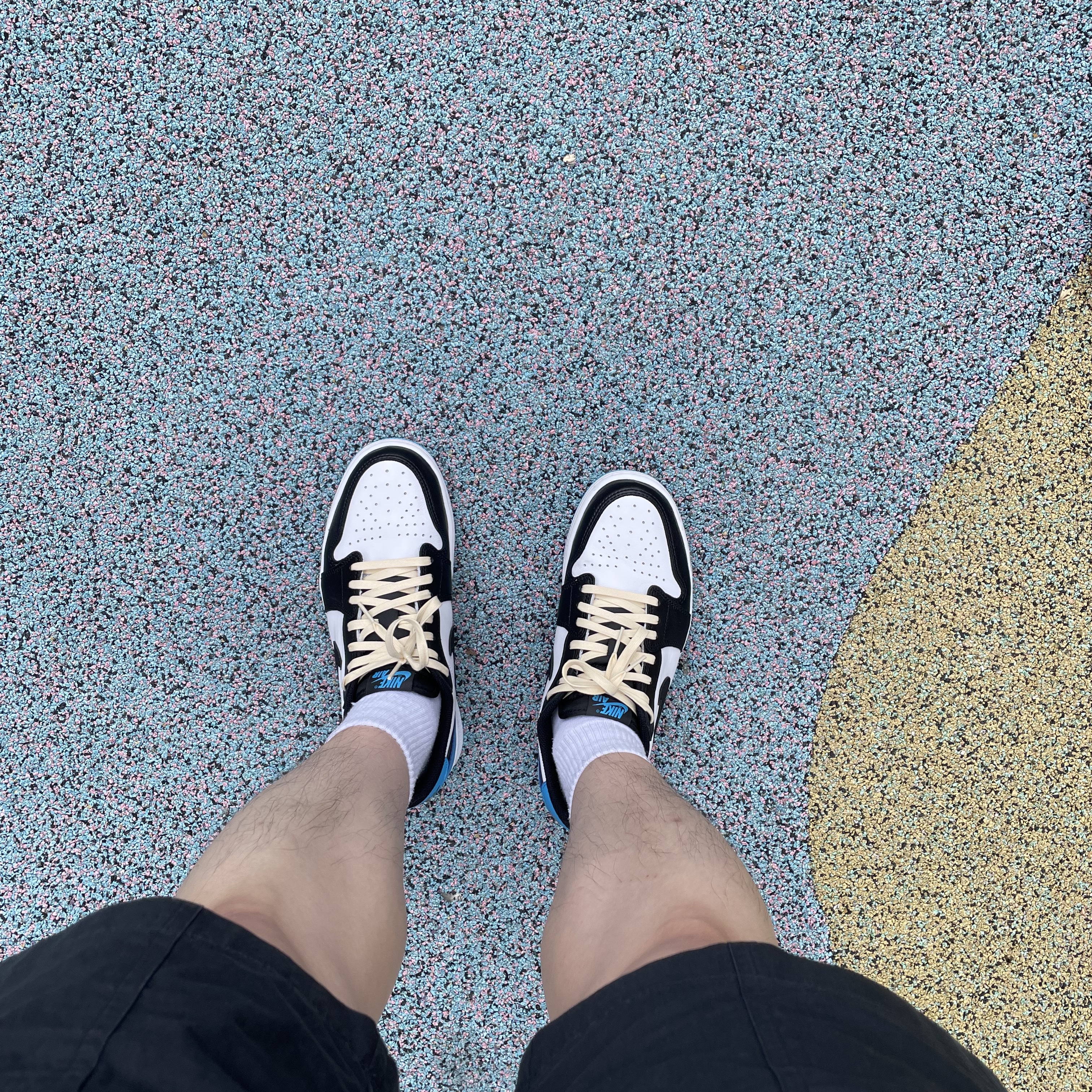 Jordan 1 Retro Low OG Black and Dark Powder Blue 착용 스타일 - 2