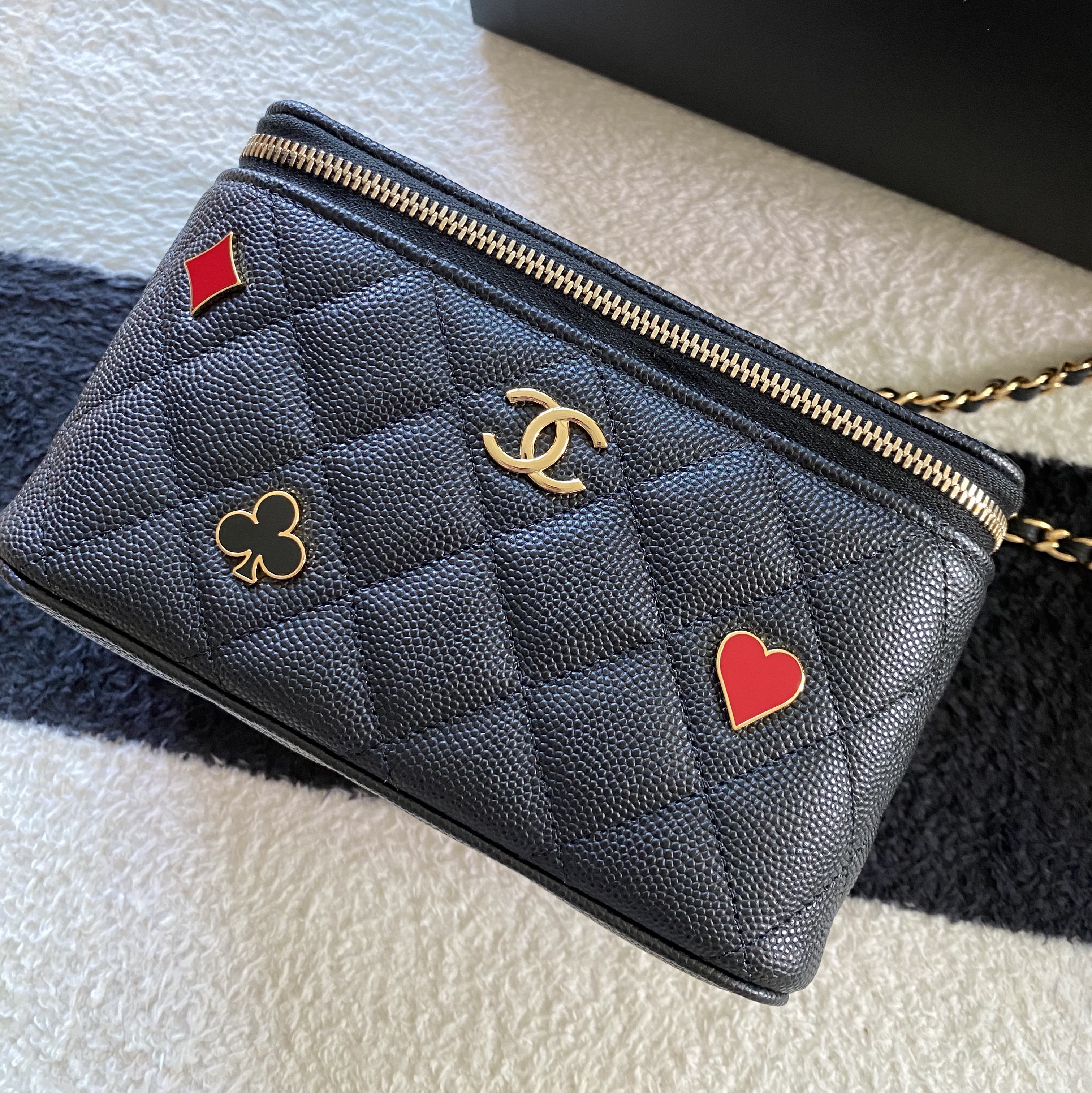 Chanel Vanity With Chain Grained Calfskin Enamel & Gold Black 착용 스타일 - 1