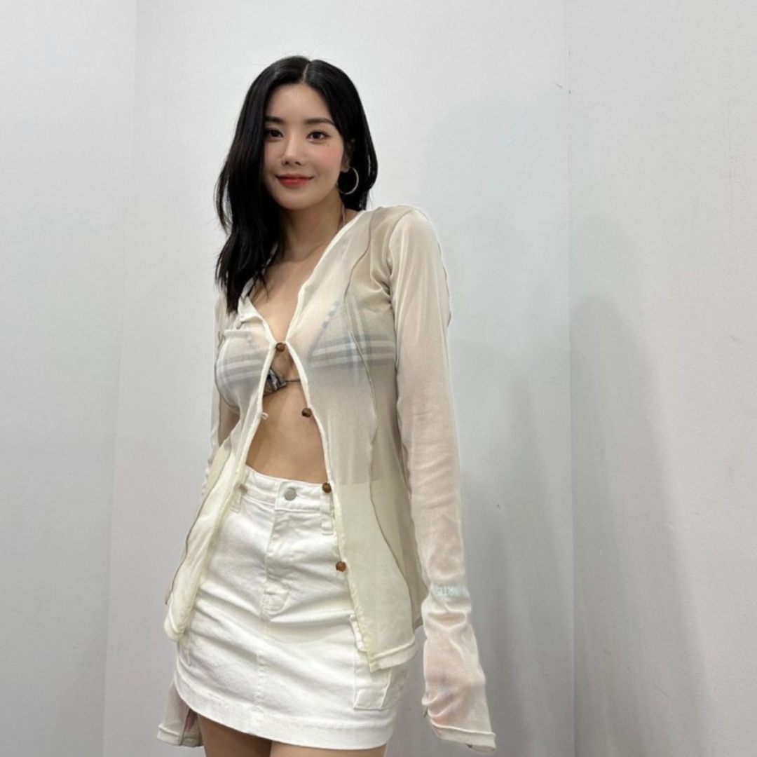 (W) Burberry Vintage Check Stretch Nylon Triangle Bikini Archive Beige 착용 스타일 - 4