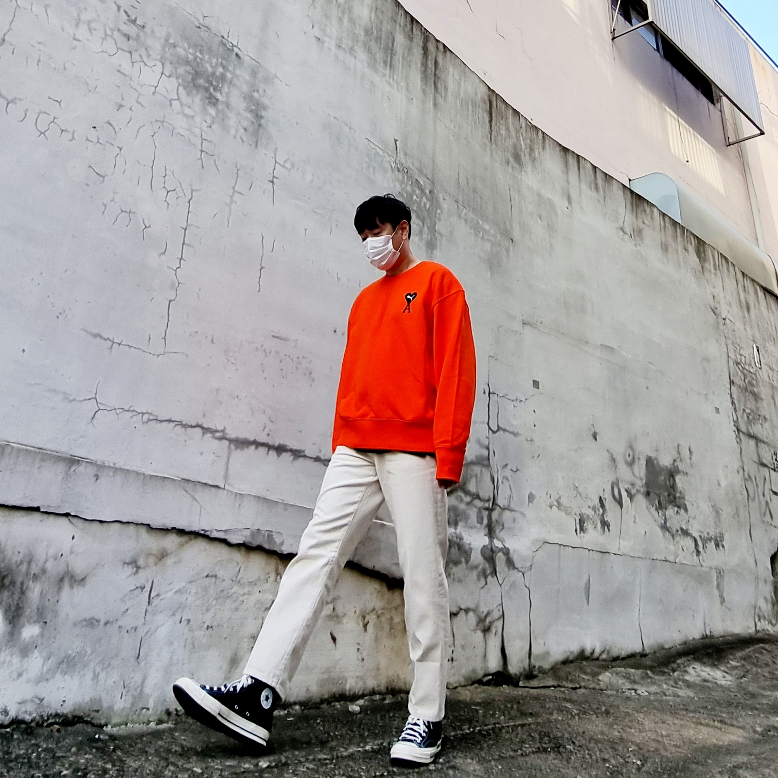 Puma x AMI Crewneck Sweatshirt Orange, Converse Chuck 70 Hi Black 착용 스타일 - 2