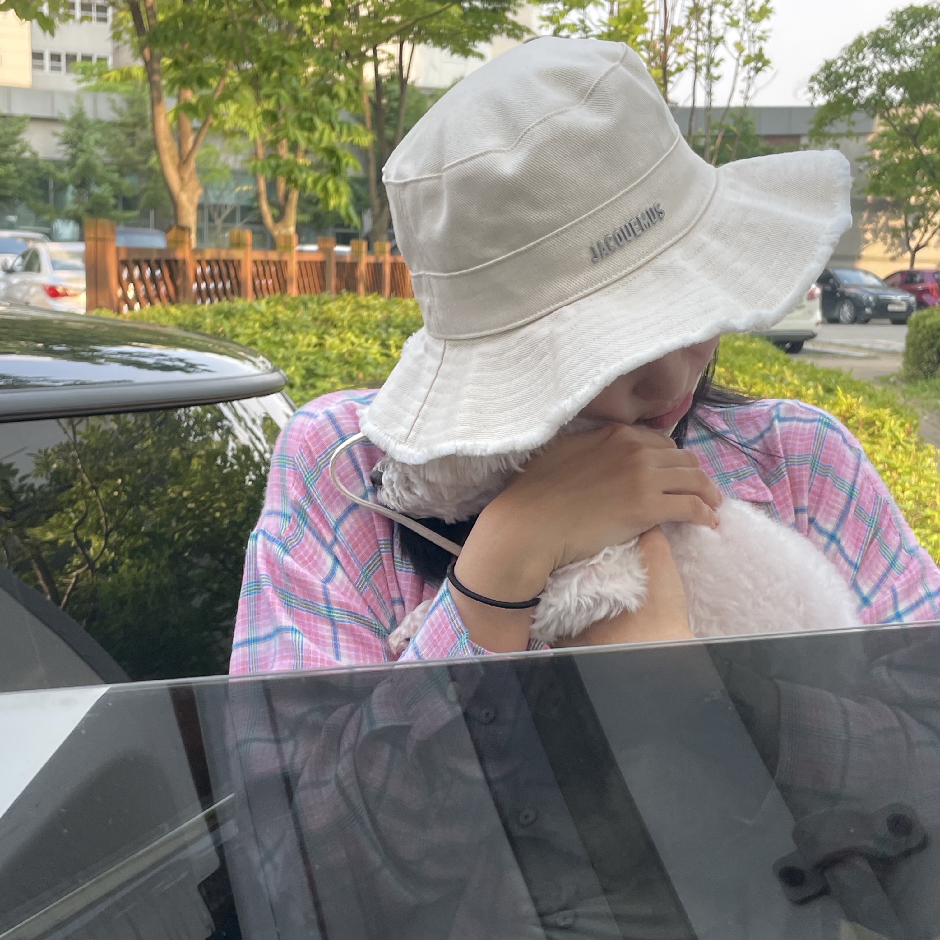 Jacquemus Le Bob Artichaut Bucket Hat Off White 착용 스타일