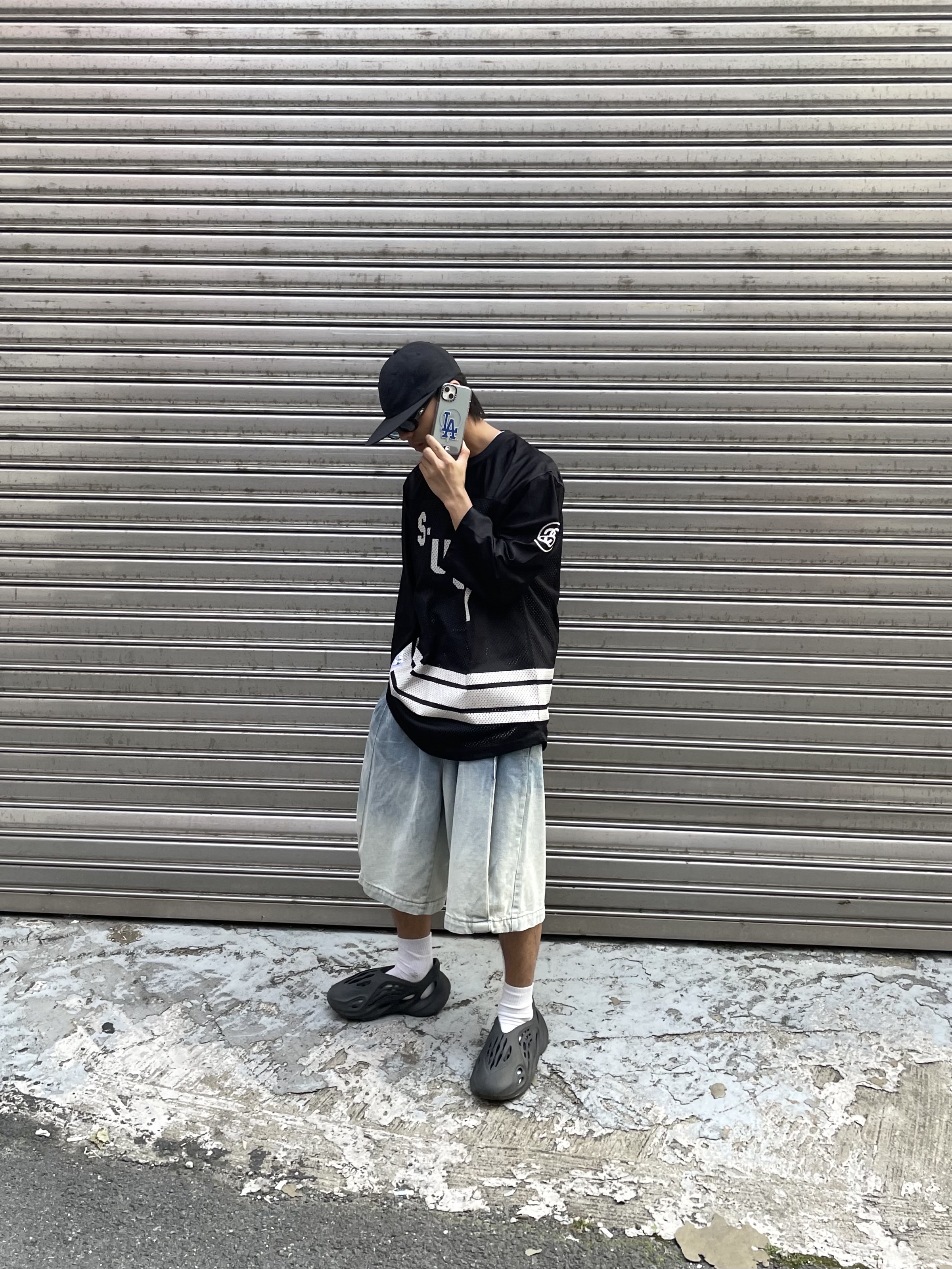 Adidas Yeezy Foam RNNR Onyx 착용 스타일 - 2