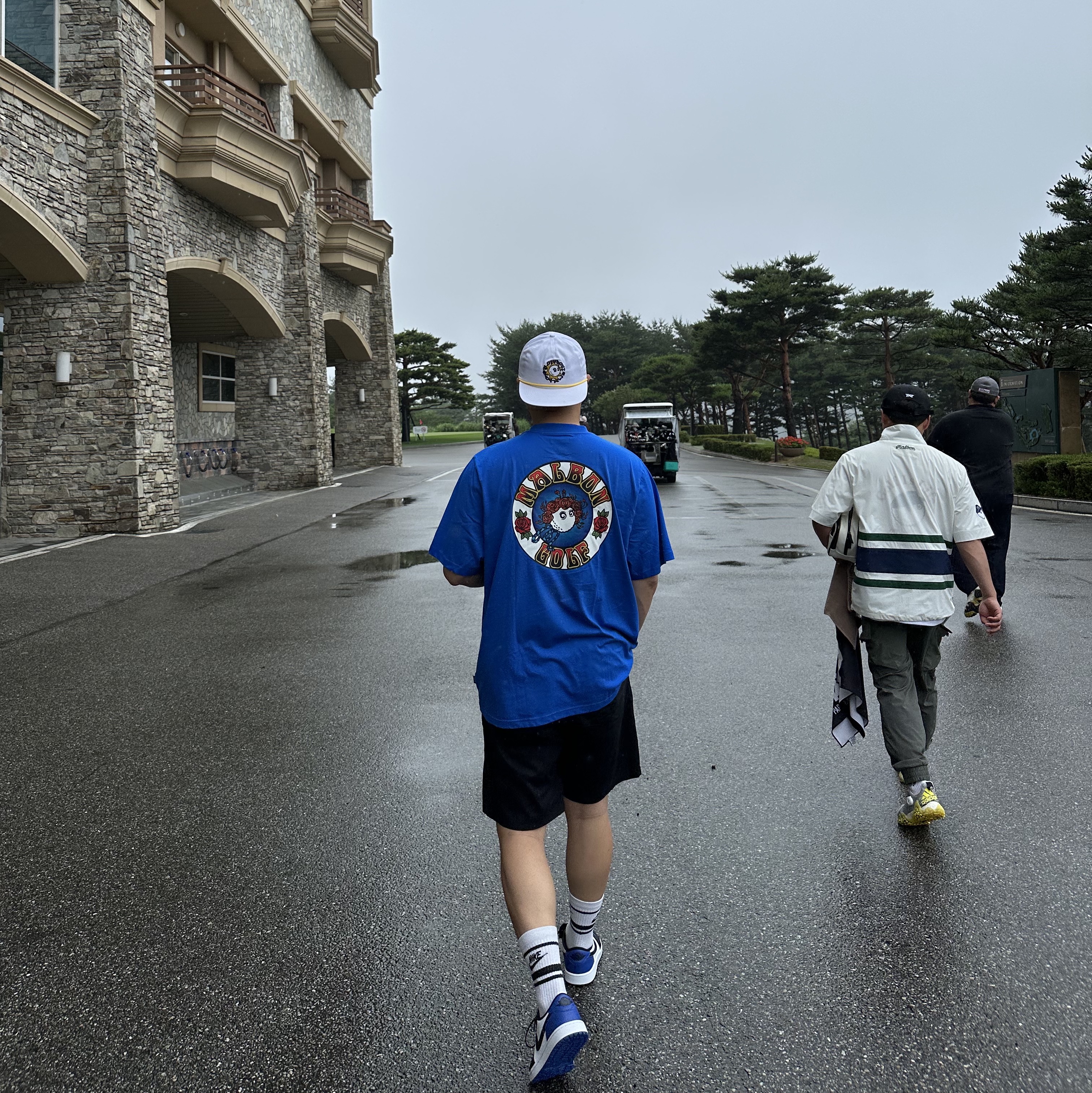 Jordan 1 Low Golf Sport Royal, Malbon Golf Roses Pocket T-Shirt Blue 착용 스타일 - 1