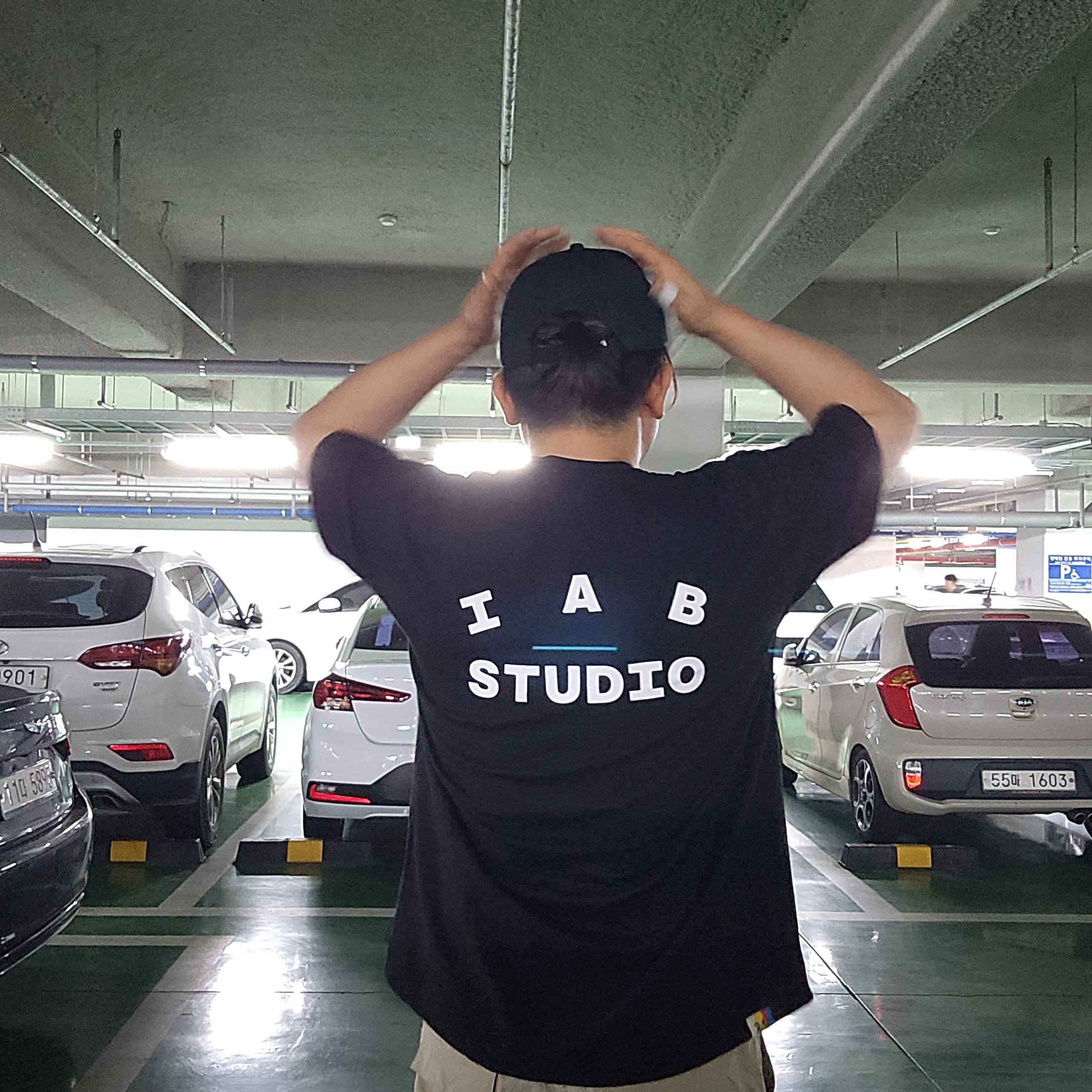 IAB Studio 10th Anniversary T-Shirts Pack White & Black (2 Pack) 착용 스타일 - 1