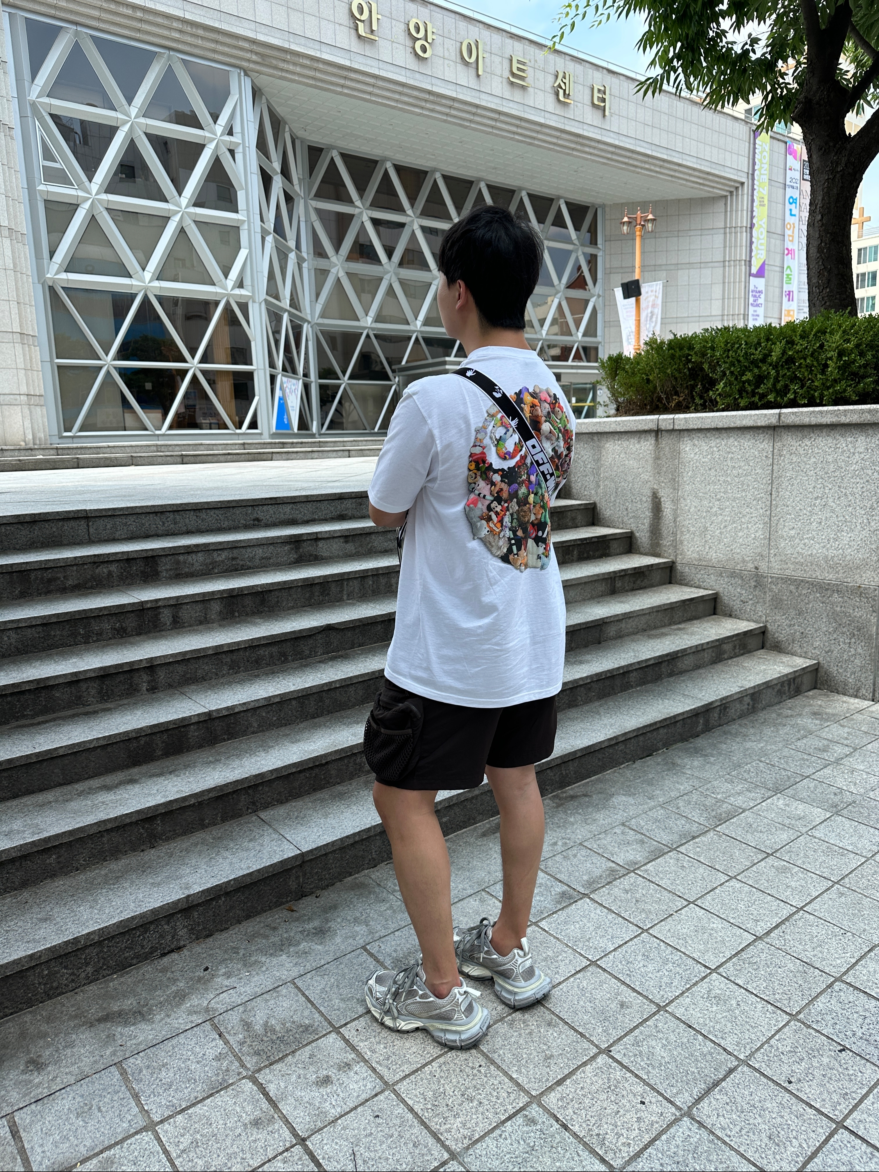 (W) Balenciaga 3XL Sneakers Light Beige, Stussy Plush T-Shirt White 착용 스타일