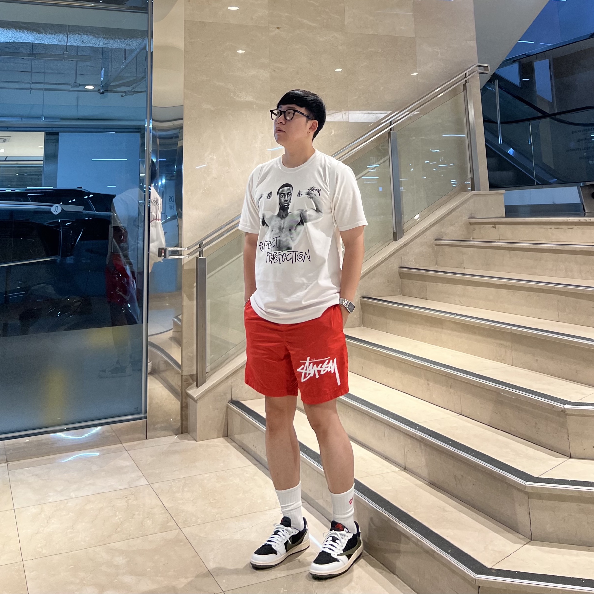 (W) Jordan 1 x Travis Scott Retro Low OG SP Medium Olive, Stussy x Martine Rose Stand Firm Pigment Dyed T-Shirt Natural 착용 스타일