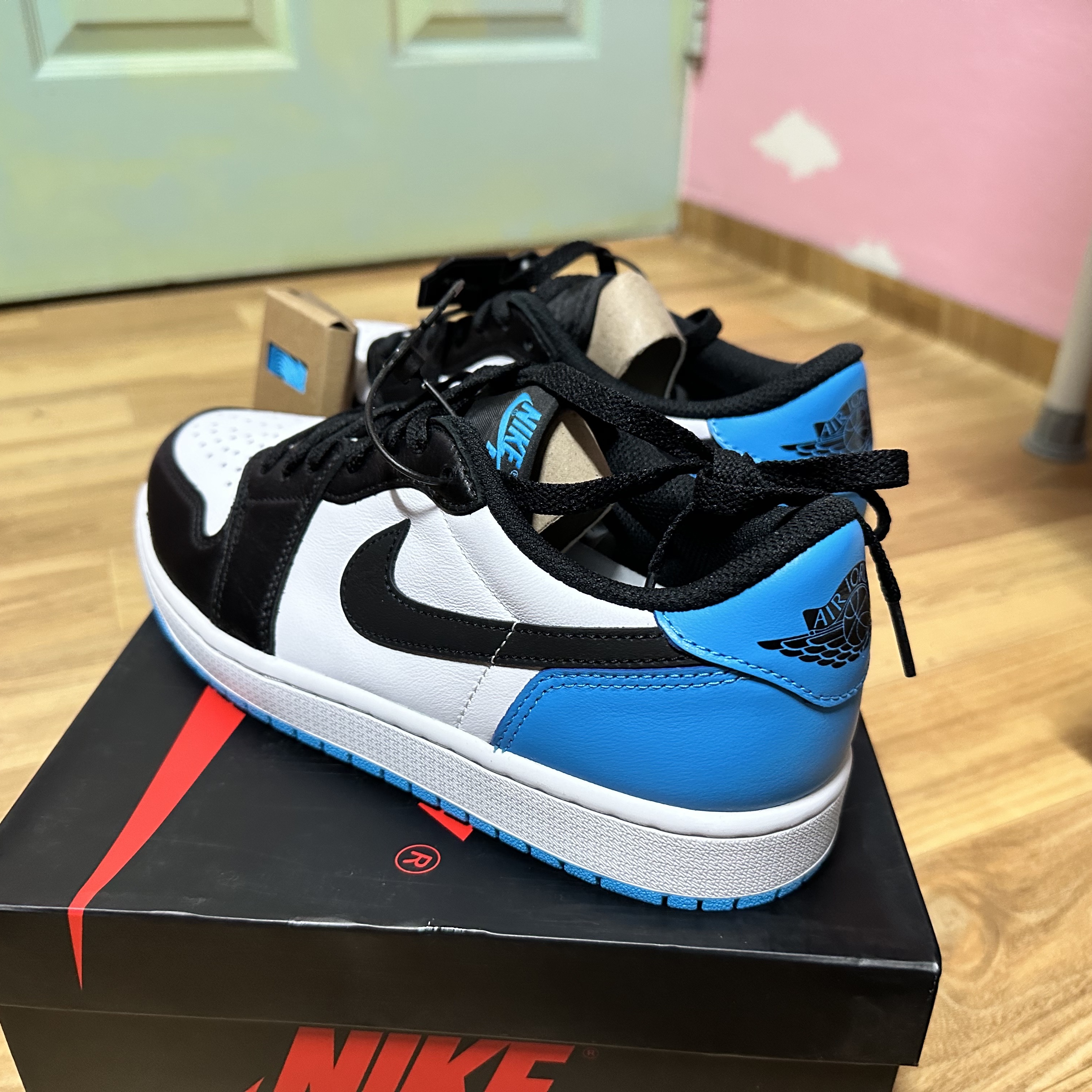 Jordan 1 Retro Low OG Black and Dark Powder Blue 착용 스타일 - 2