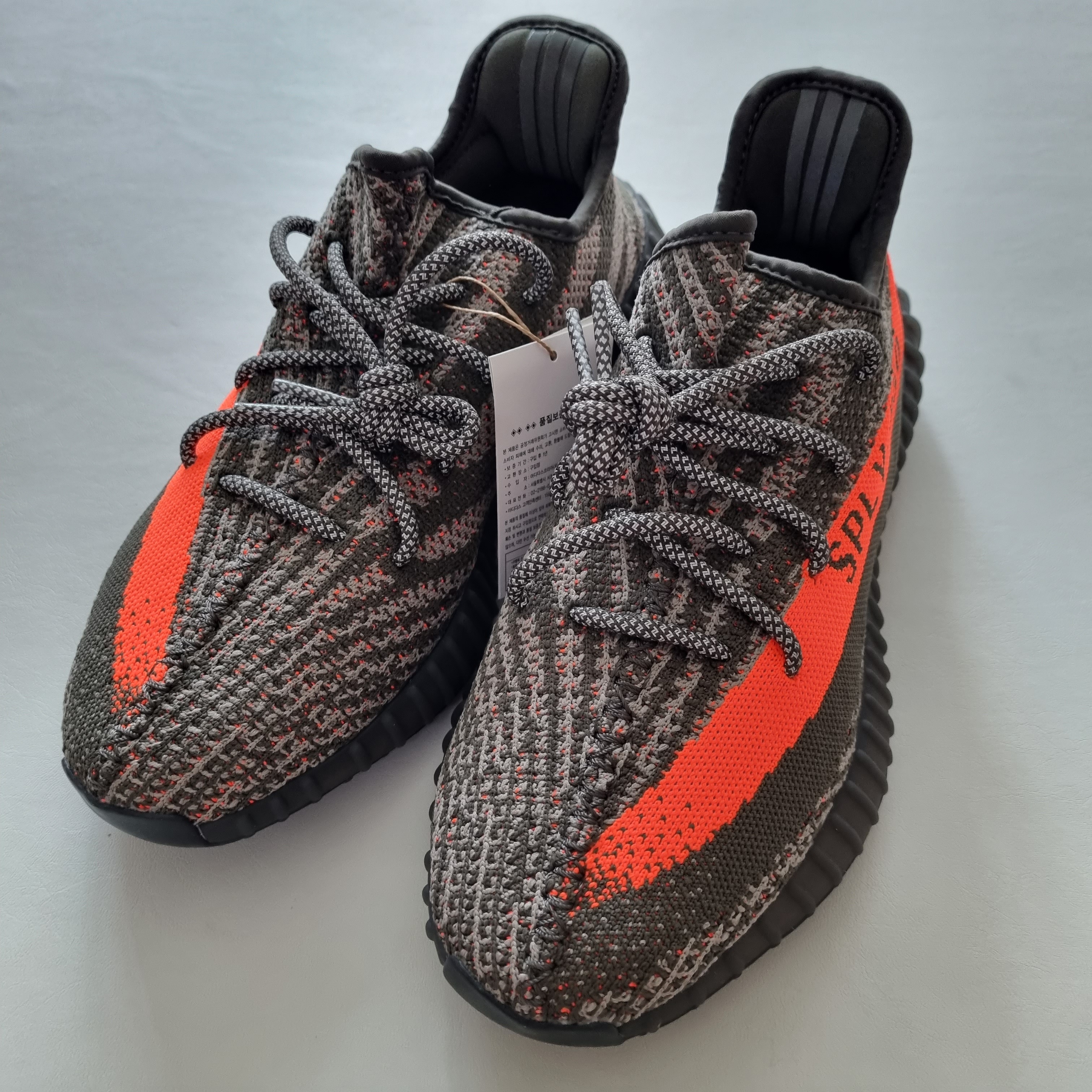 Adidas Yeezy Boost 350 V2 Carbon Beluga 착용 스타일
