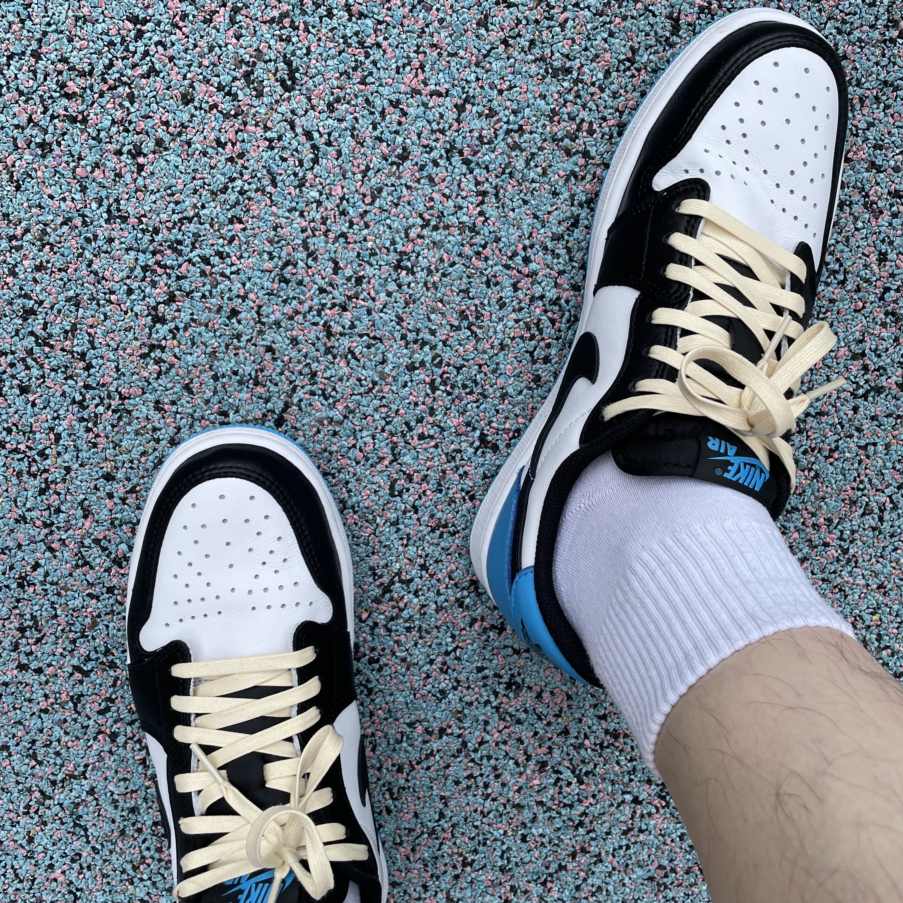 Jordan 1 Retro Low OG Black and Dark Powder Blue 착용 스타일 - 1