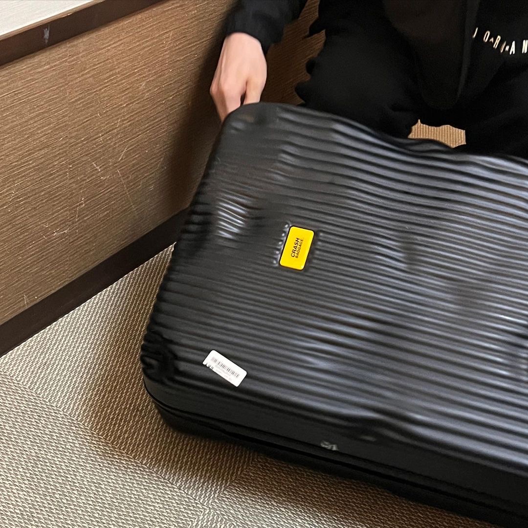 CRASH BAGGAGE Icon 21inch Stripe Black, CRASH BAGGAGE Icon 21inch Stripe Yellow 착용 스타일