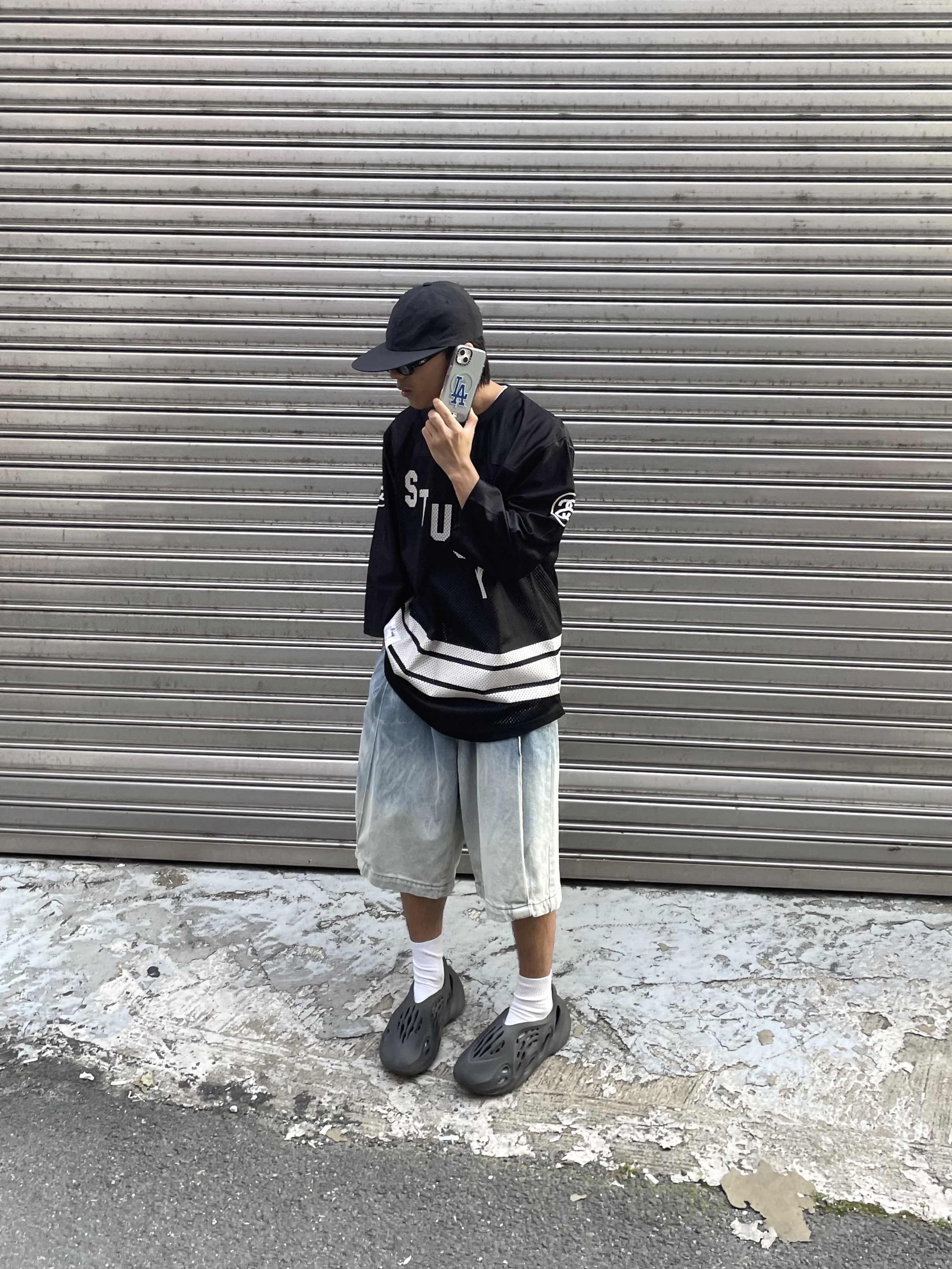 Adidas Yeezy Foam RNNR Onyx 착용 스타일 - 1