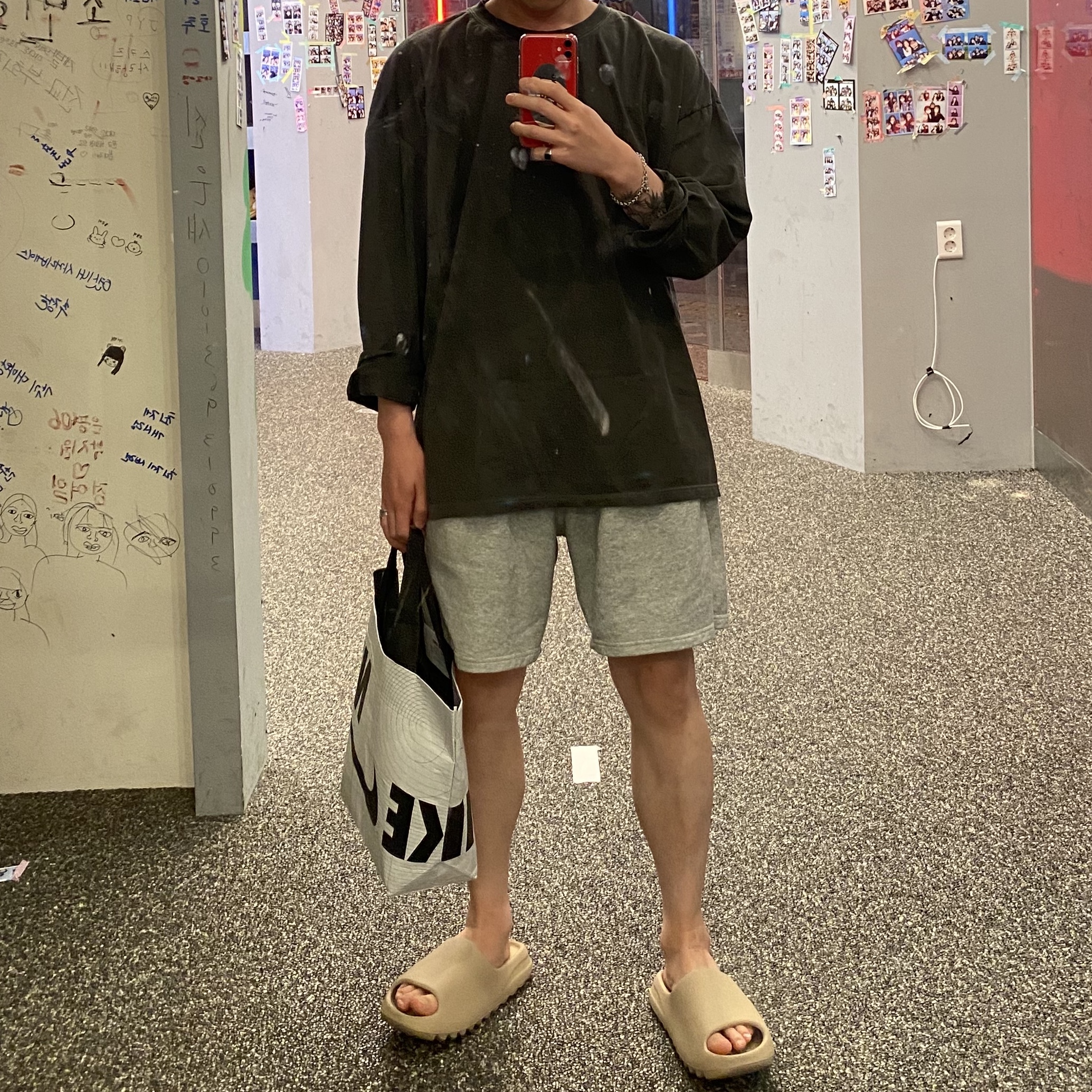 Adidas Yeezy Slide Pure - Re-Release Ver., The Museum Visitor x Jon Burgerman Pinky Winky & Charlie Ball Cap Black 착용 스타일 - 3