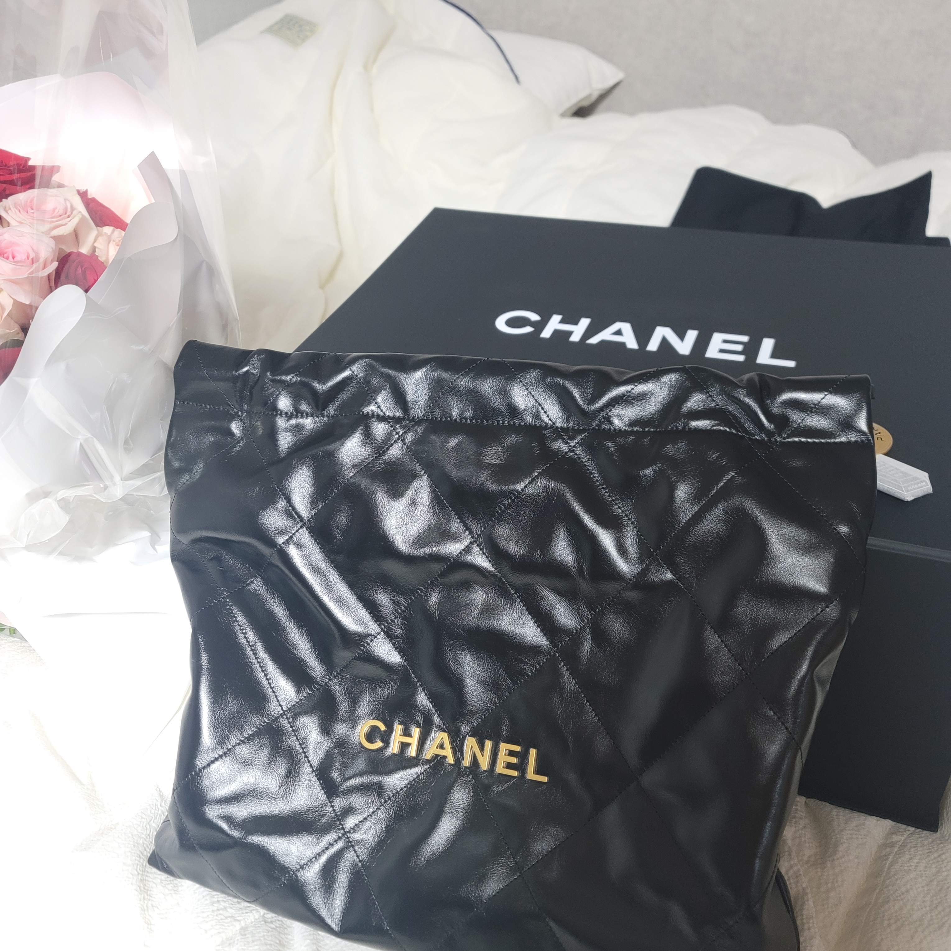 Chanel 22 Medium Handbag Shiny Calfskin & Gold Black 착용 스타일